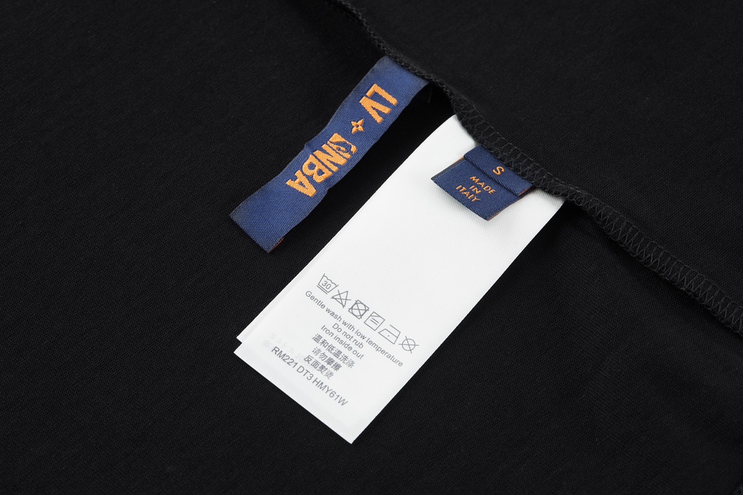 LOUIS VUITTON 路易威登 NBA 联名款 篮球标语字母Logo印花短袖 T恤 黑色 1A8X0U