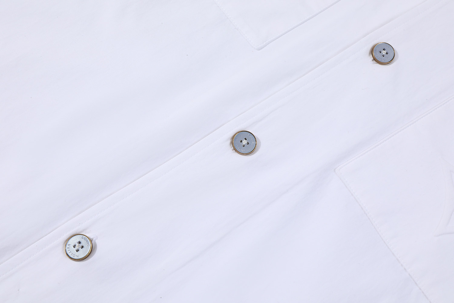 LOUIS VUITTON 路易威登 纯色浮雕压花单排扣衬衫 短袖 白色 1AHCHM