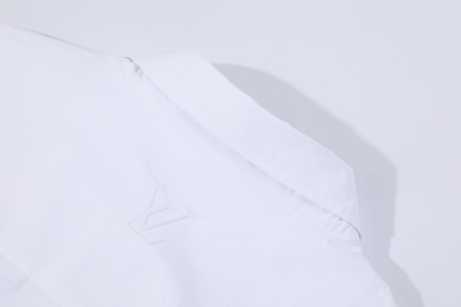 LOUIS VUITTON 路易威登 纯色浮雕压花单排扣衬衫 短袖 白色 1AHCHM