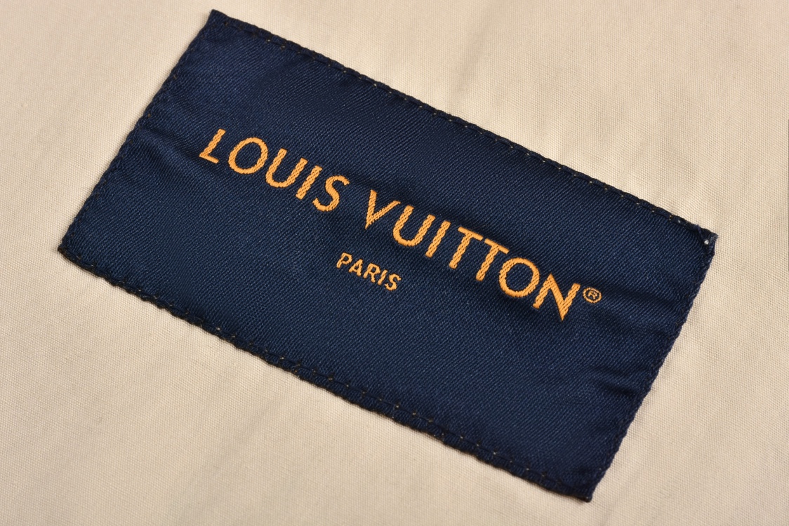 LOUIS VUITTON 路易威登 满印浮雕压花单排扣牛仔衣 外套 夹克 卡其色 1AHBEV