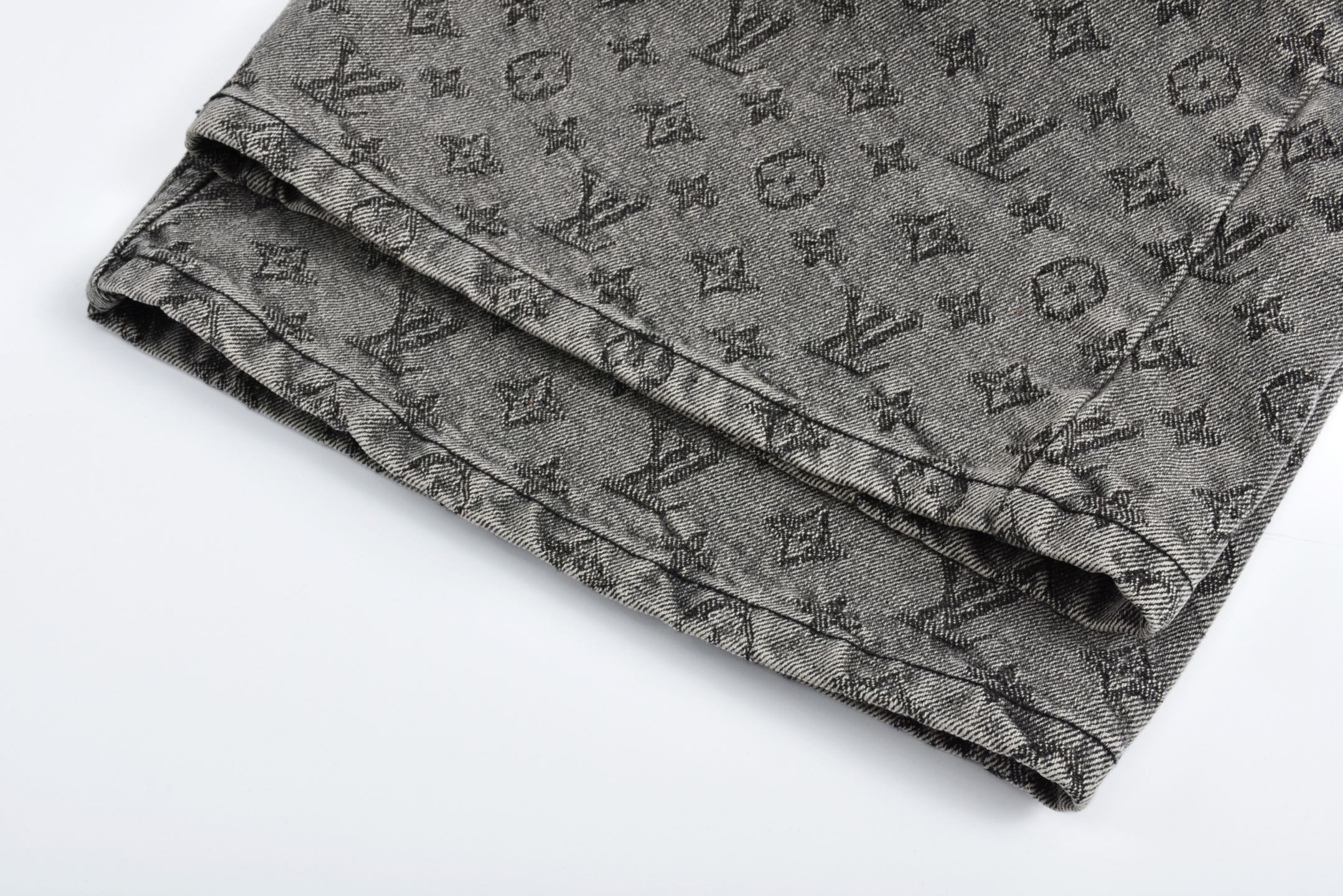 LOUIS VUITTON 路易威登 暗纹满印提花牛仔短裤 休闲裤 裤子 五分裤 灰色