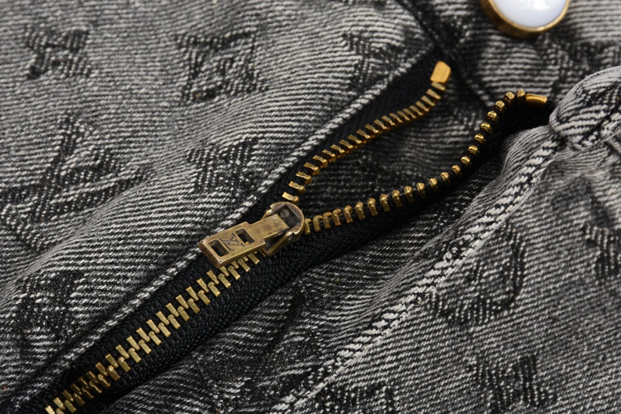 LOUIS VUITTON 路易威登 暗纹满印提花牛仔短裤 休闲裤 裤子 五分裤 灰色