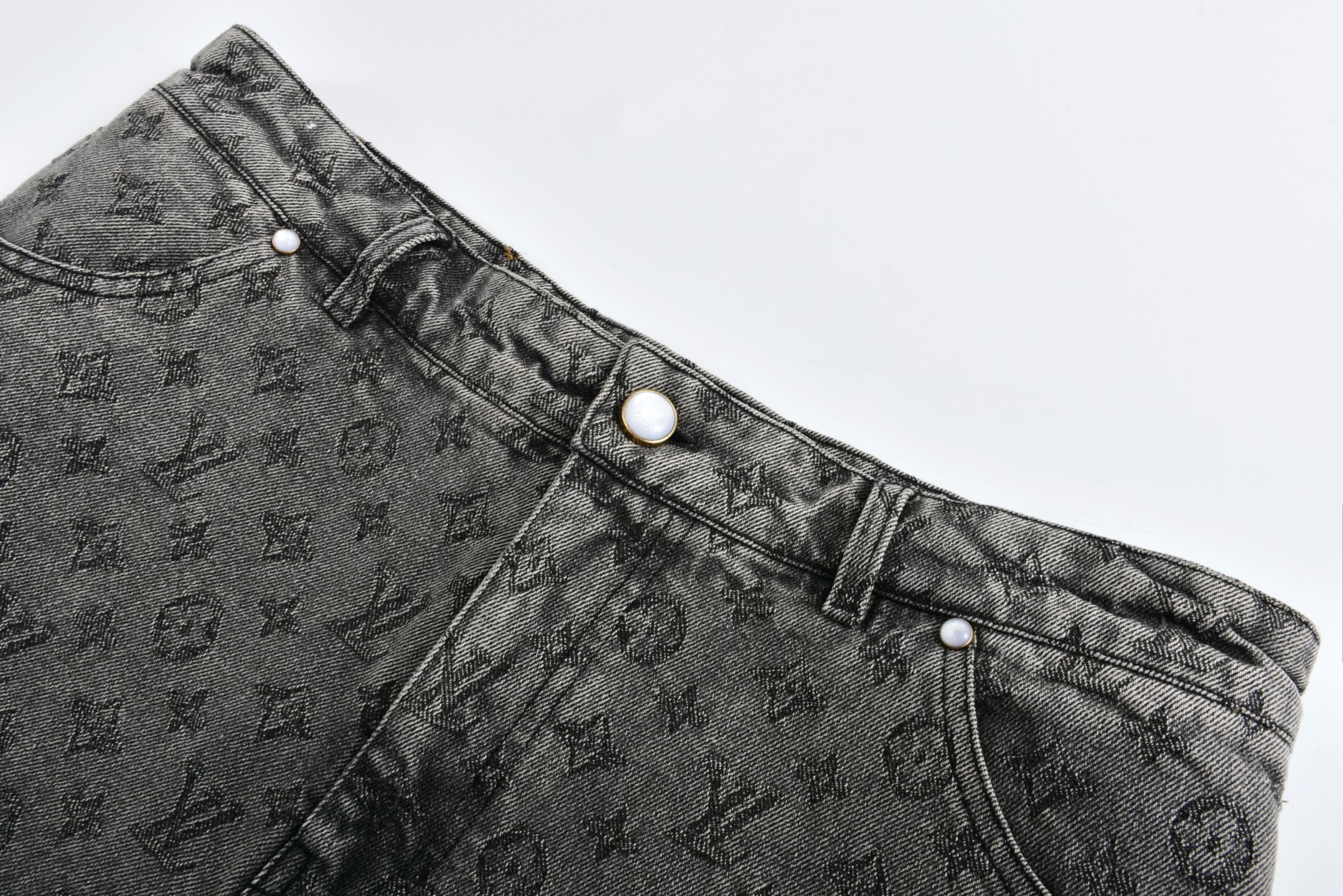 LOUIS VUITTON 路易威登 暗纹满印提花牛仔短裤 休闲裤 裤子 五分裤 灰色