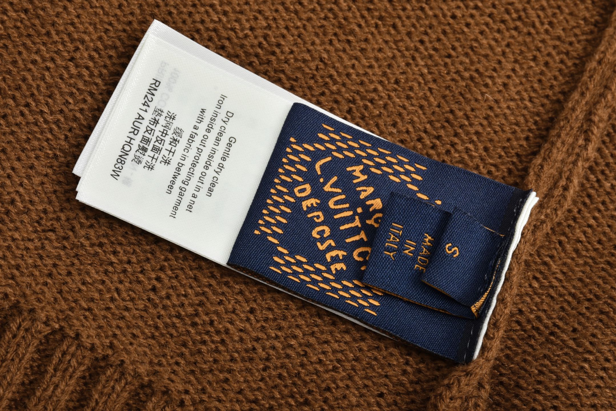 LOUIS VUITTON 路易威登 山羊绒混纺金色logo徽标V领开衫 毛衣 外套 棕色 1AGJTF