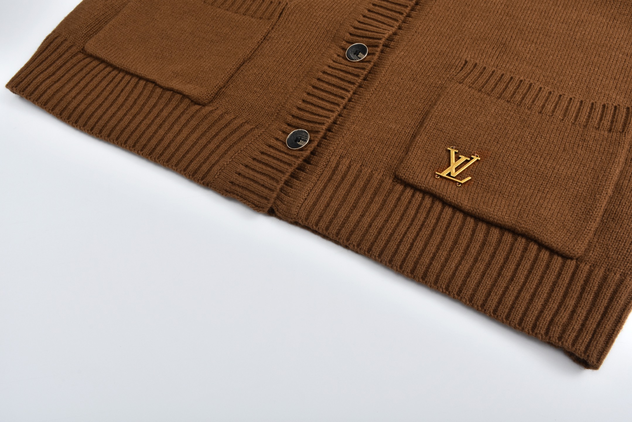 LOUIS VUITTON 路易威登 山羊绒混纺金色logo徽标V领开衫 毛衣 外套 棕色 1AGJTF