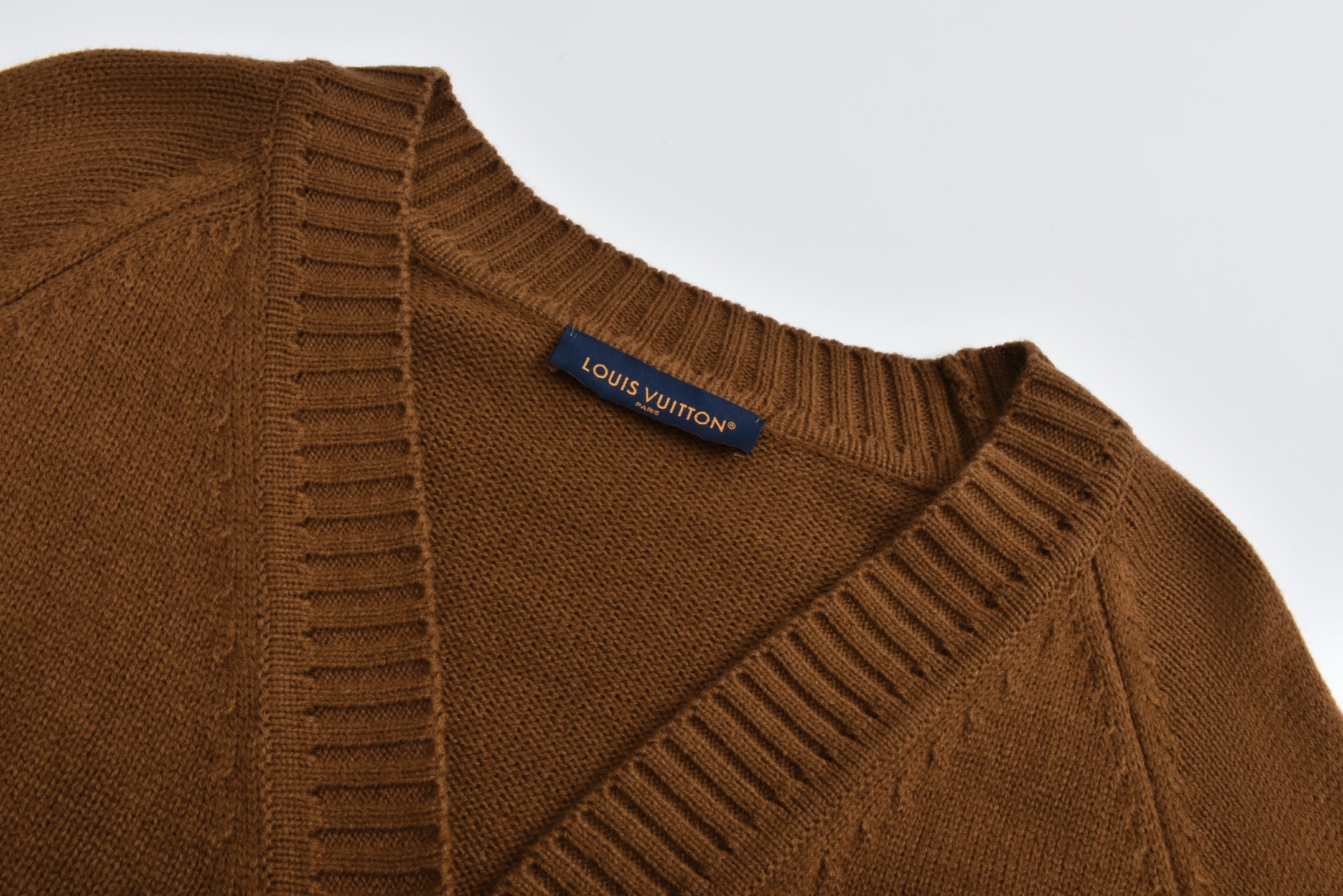 LOUIS VUITTON 路易威登 山羊绒混纺金色logo徽标V领开衫 毛衣 外套 棕色 1AGJTF