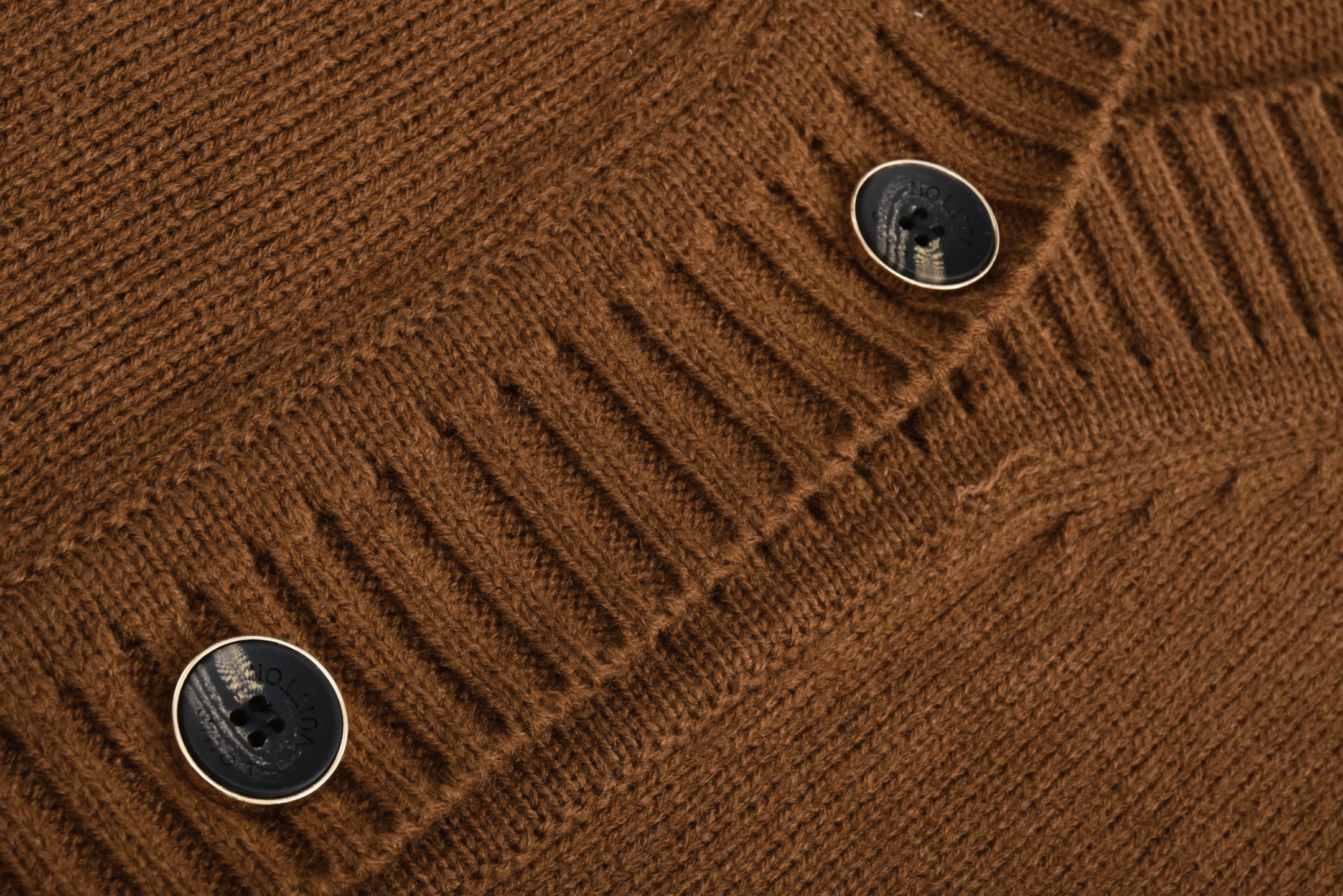 LOUIS VUITTON 路易威登 山羊绒混纺金色logo徽标V领开衫 毛衣 外套 棕色 1AGJTF