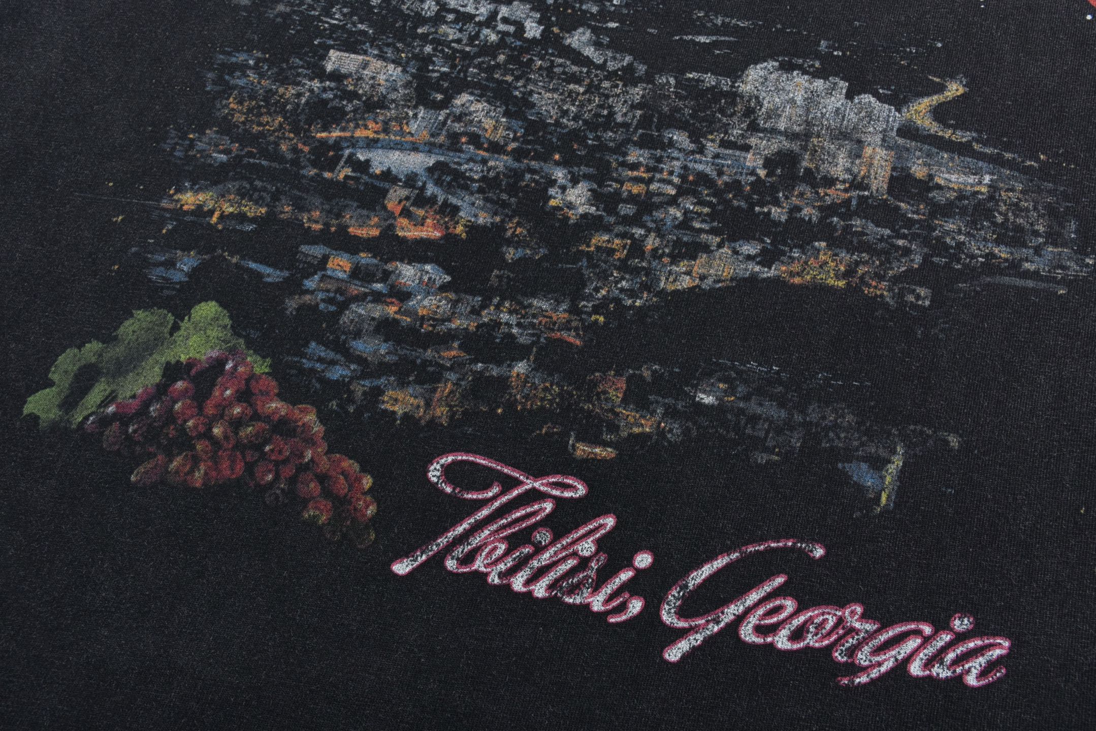 Balenciaga 巴黎世家 做旧字母logo风景印花圆领短袖 T恤 夏季 黑色 811688TRVQ71048