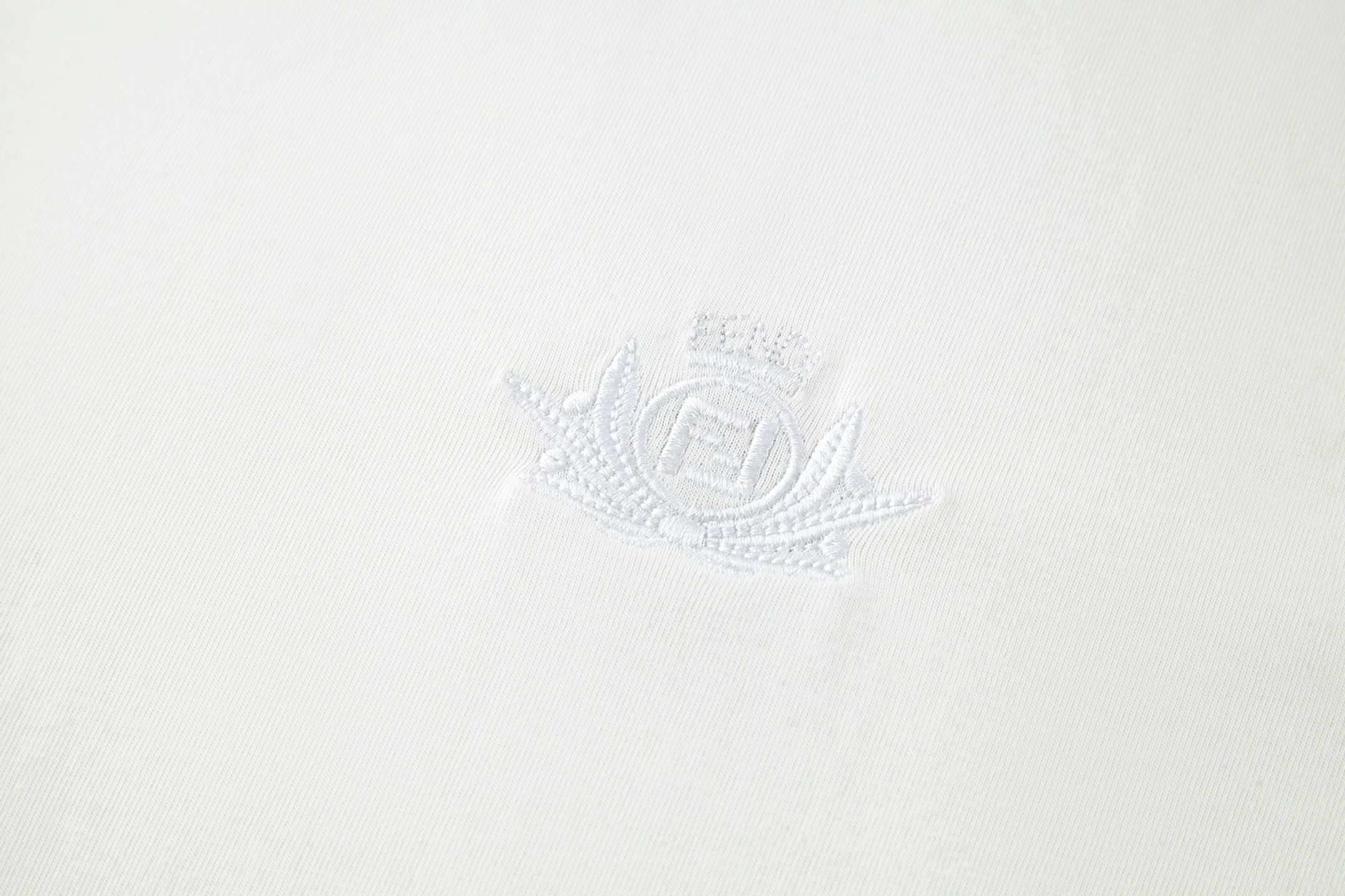 FENDI 芬迪 纯色刺绣字母logo徽章圆领T恤 短袖 海军蓝 白色 FY1319AU9AF0QB0