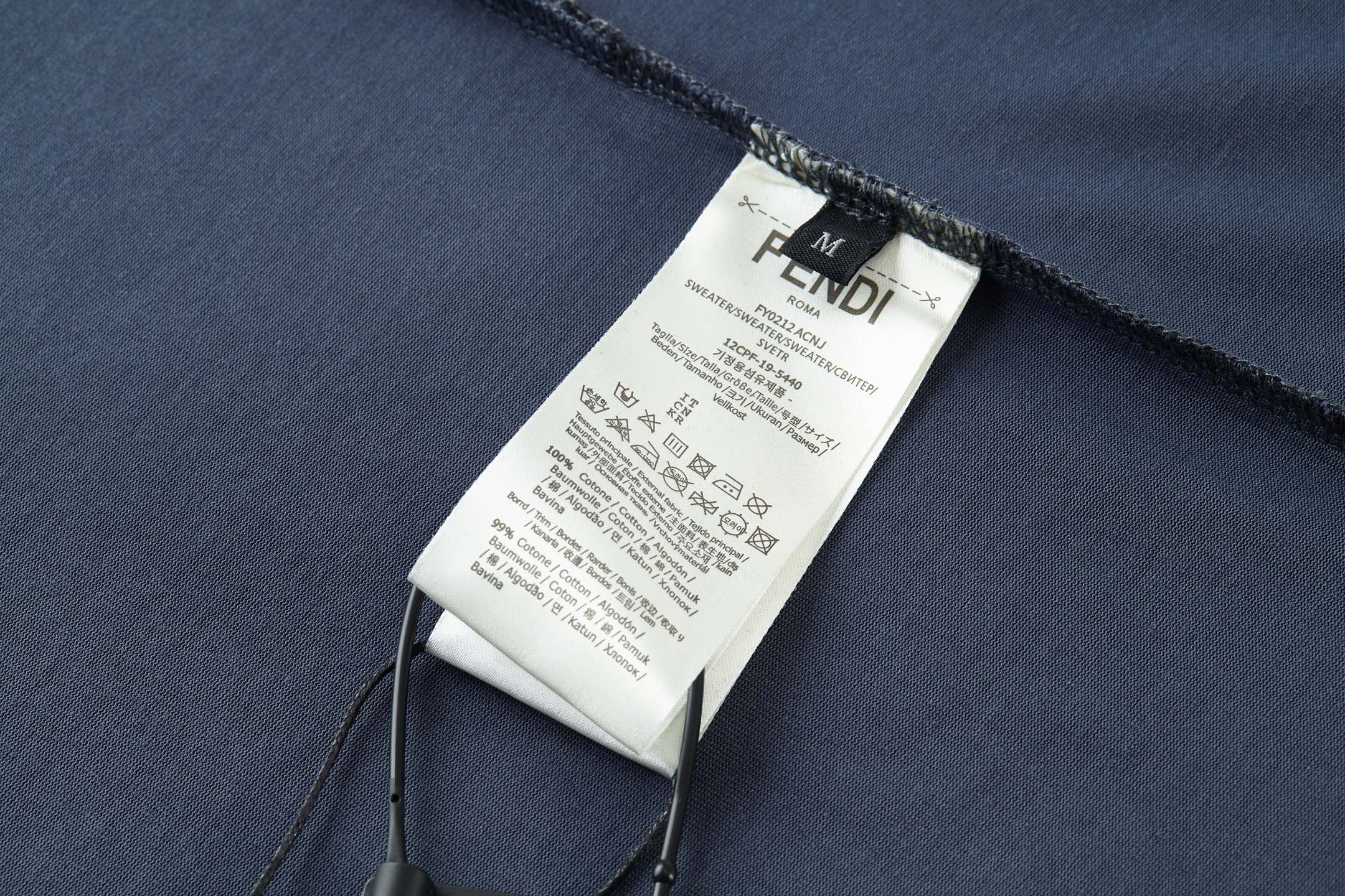 FENDI 芬迪 纯色刺绣字母logo徽章圆领T恤 短袖 海军蓝 白色 FY1319AU9AF0QB0