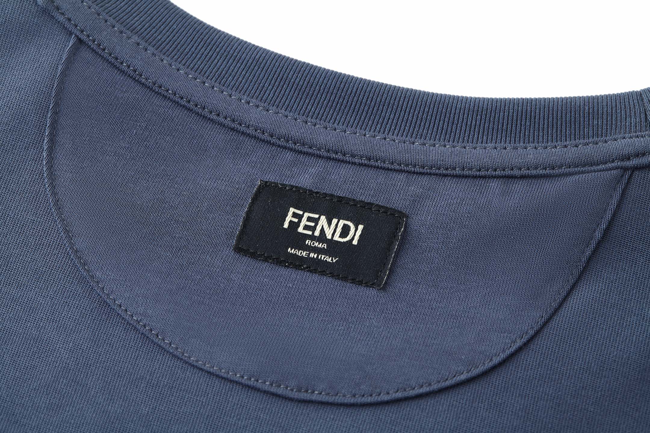 FENDI 芬迪 纯色刺绣字母logo徽章圆领T恤 短袖 海军蓝 白色 FY1319AU9AF0QB0