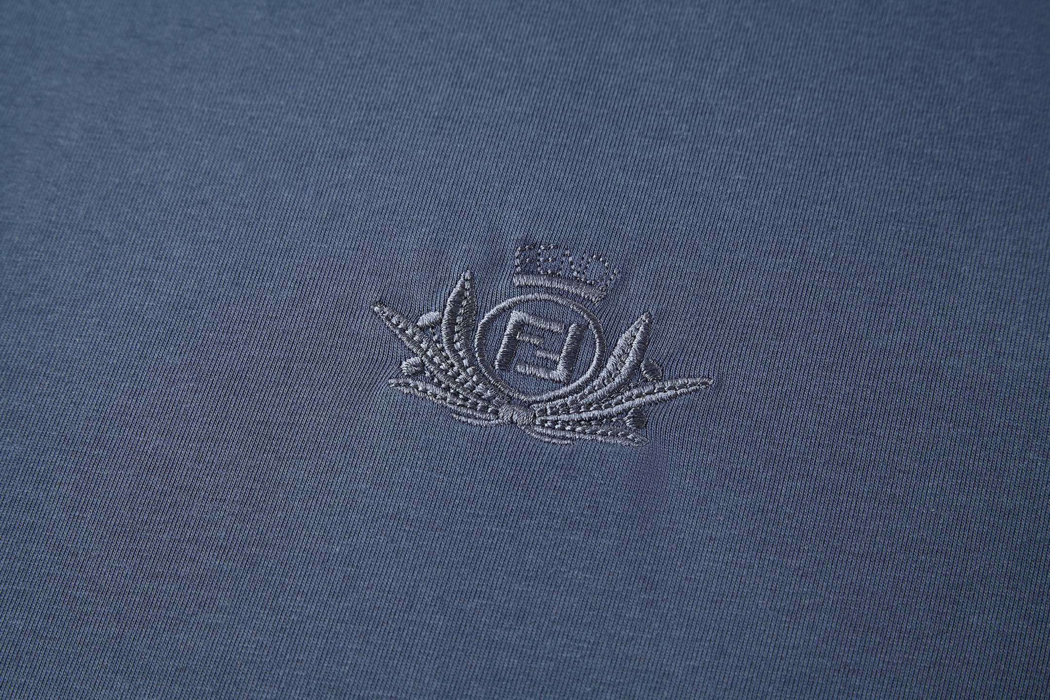 FENDI 芬迪 纯色刺绣字母logo徽章圆领T恤 短袖 海军蓝 白色 FY1319AU9AF0QB0