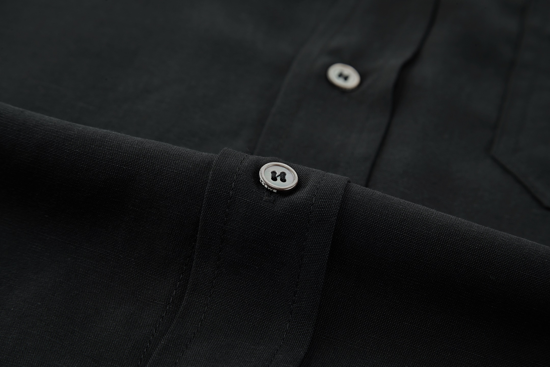 LOEWE 罗意威 Paula ' s Ibiza SS25 精巧刺绣纽扣桑蚕丝衬衫 长袖 黑色 B0 H616Y05X72-1100