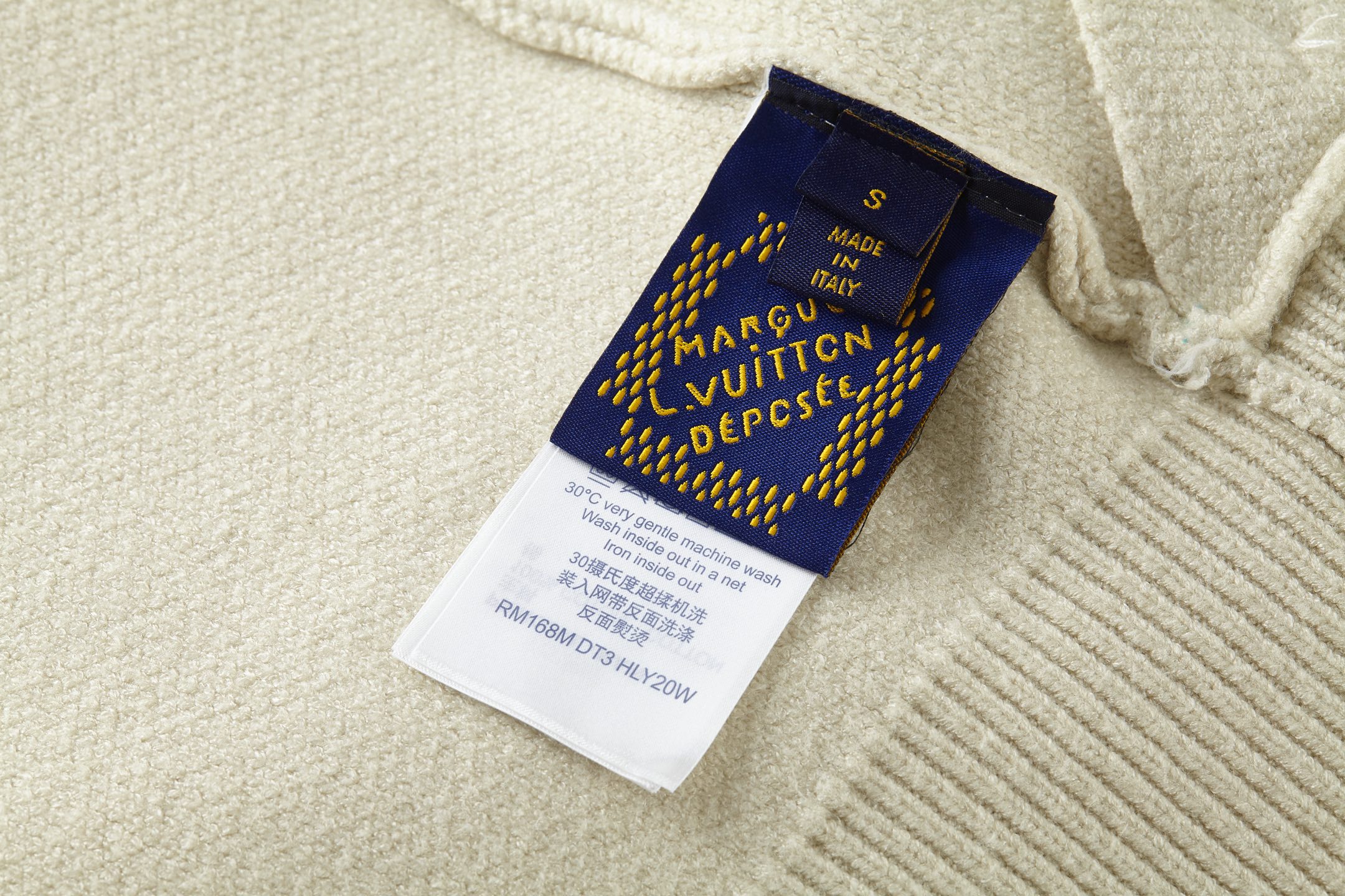 LOUIS VUITTON 路易威登 金属字母Logo徽标V领开衫 针织衫 毛衣 外套 米色 B0 1AHVNQ