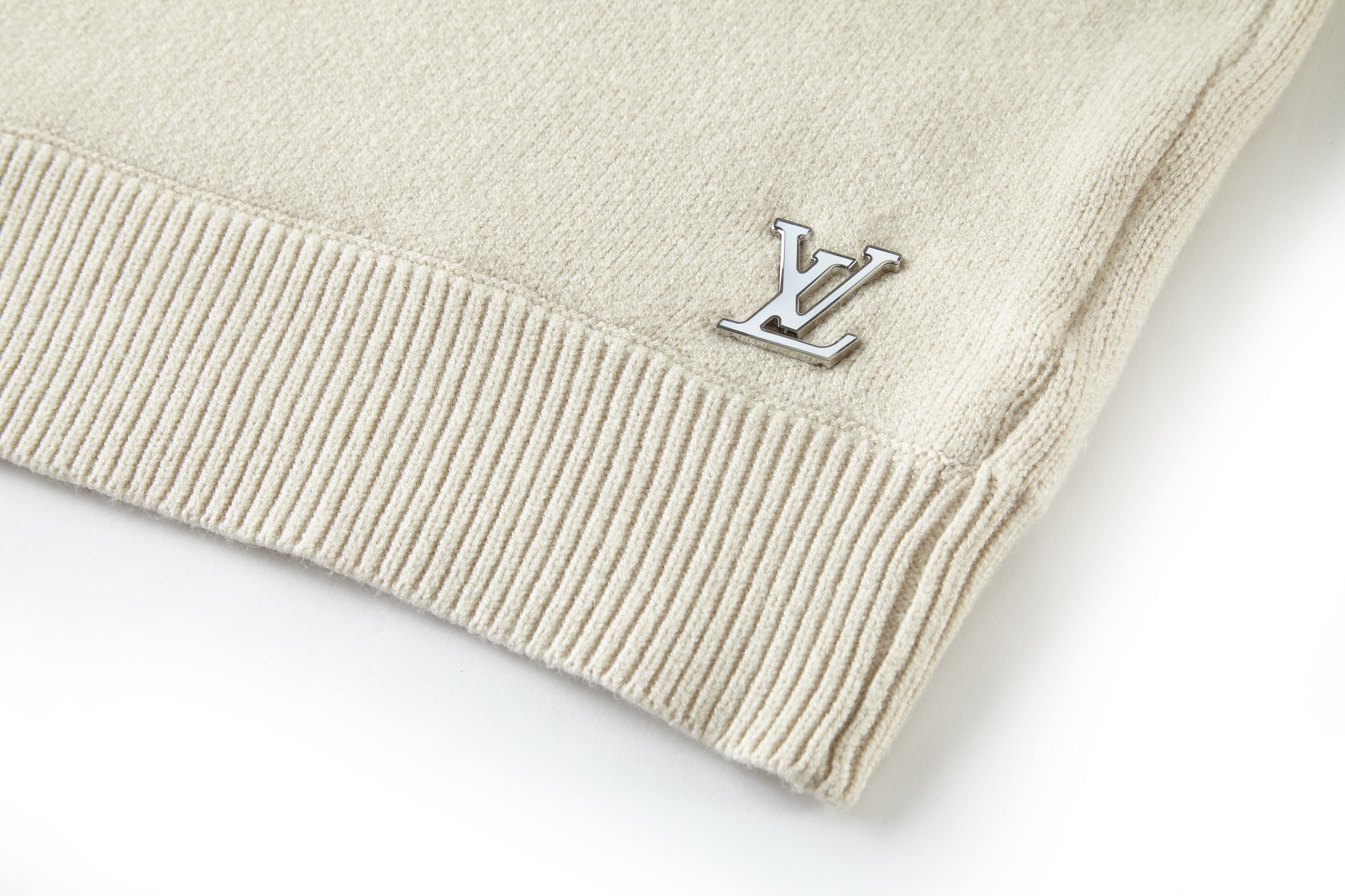 LOUIS VUITTON 路易威登 金属字母Logo徽标V领开衫 针织衫 毛衣 外套 米色 B0 1AHVNQ