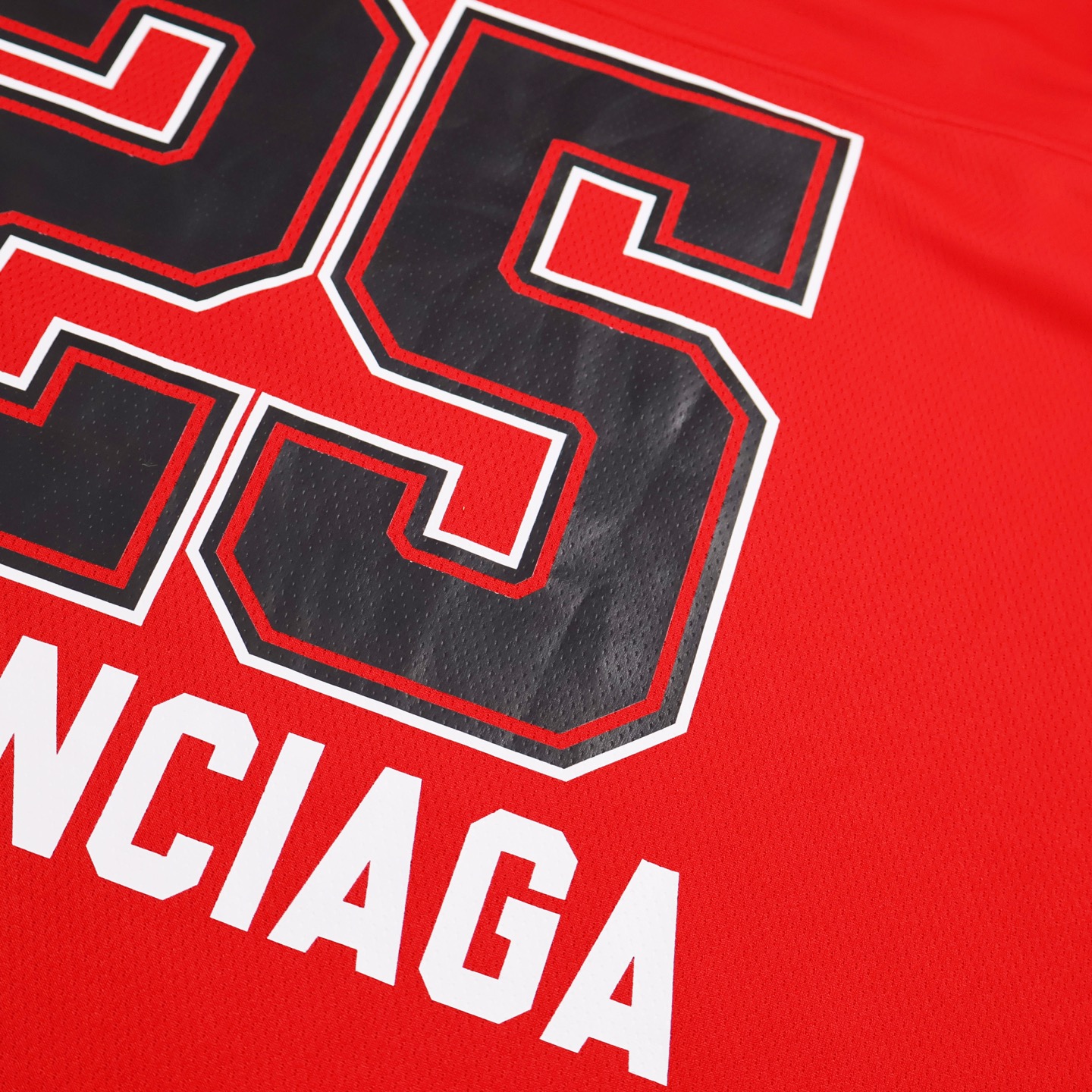 Balenciaga 巴黎世家 大8数字字母logo印花V领球衣 短袖 T恤  夏季 红色 黑色 A5 835906TSS166400