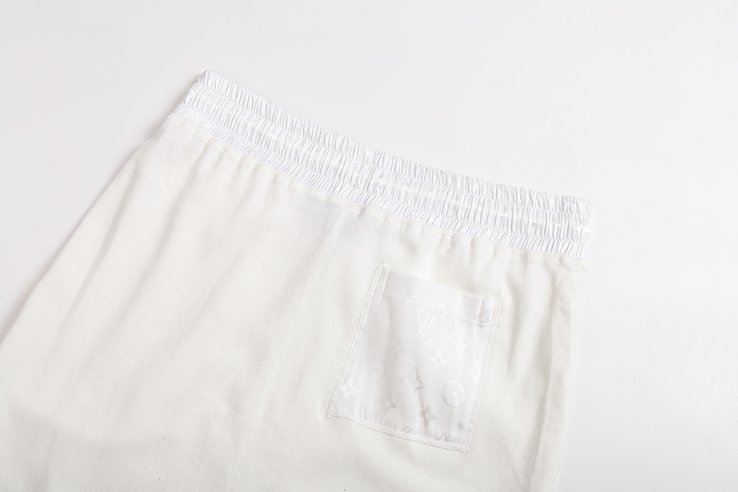 LOUIS VUITTON 路易威登 LV 暗纹老花贴布抽绳针织 短裤 休闲裤 裤子 五分裤 白色 A5 1AHVPK