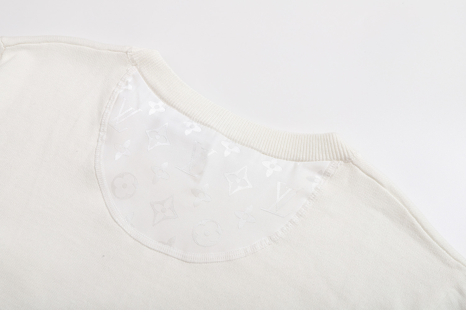 LOUIS VUITTON 路易威登 LV 暗纹老花贴布针织 T恤 短袖 白色 A5 1AHVQ0