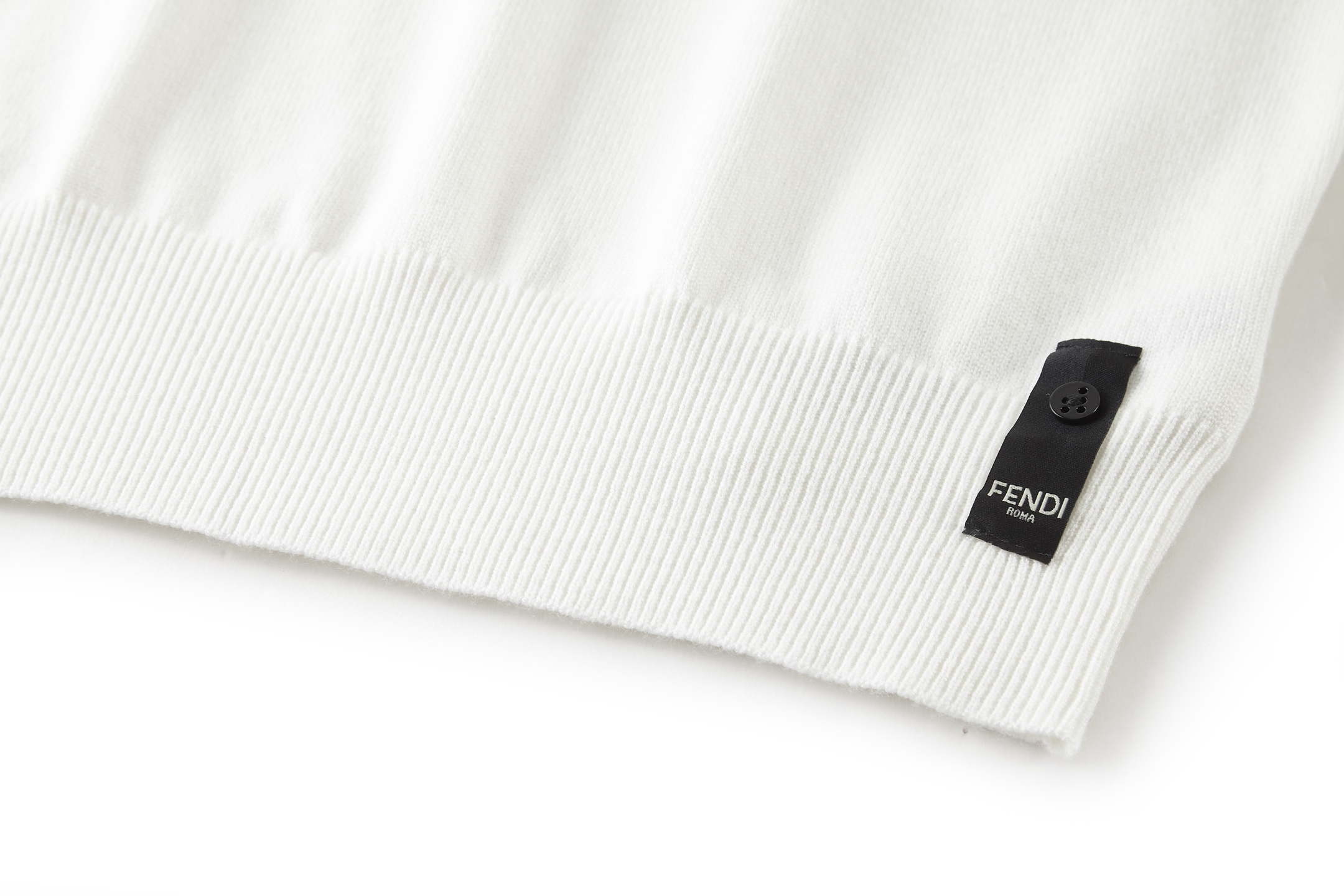 FENDI 芬迪 五金徽标圆领毛衣 针织衫 长袖 黑色 白色 B0 FZX091AU84F0ZNZ