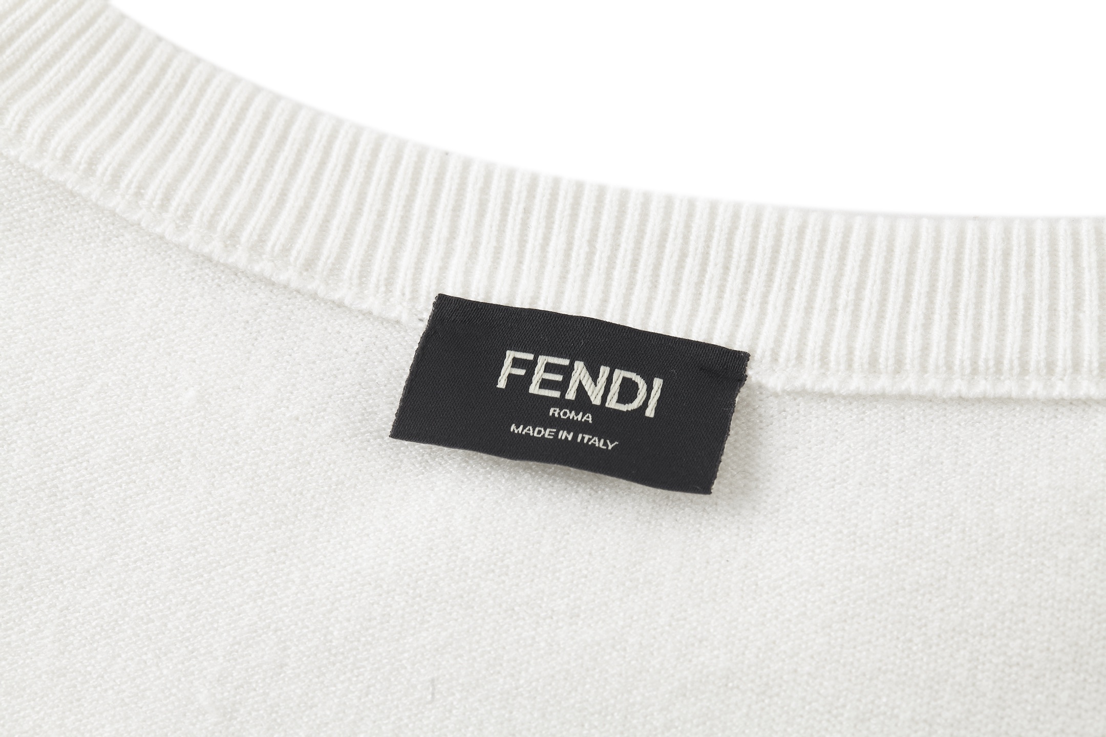 FENDI 芬迪 五金徽标圆领毛衣 针织衫 长袖 黑色 白色 B0 FZX091AU84F0ZNZ