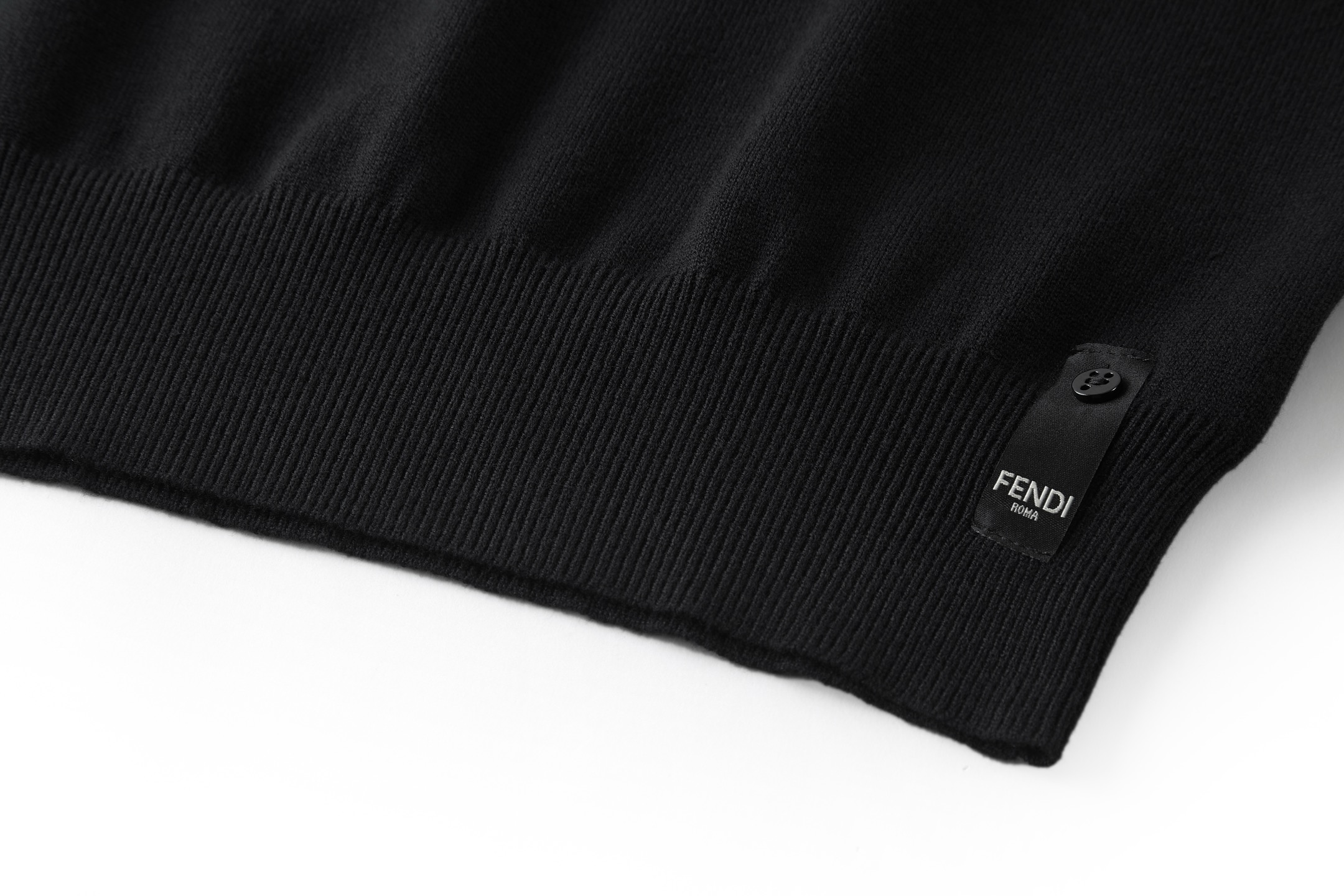 FENDI 芬迪 五金徽标圆领毛衣 针织衫 长袖 黑色 白色 B0 FZX091AU84F0ZNZ
