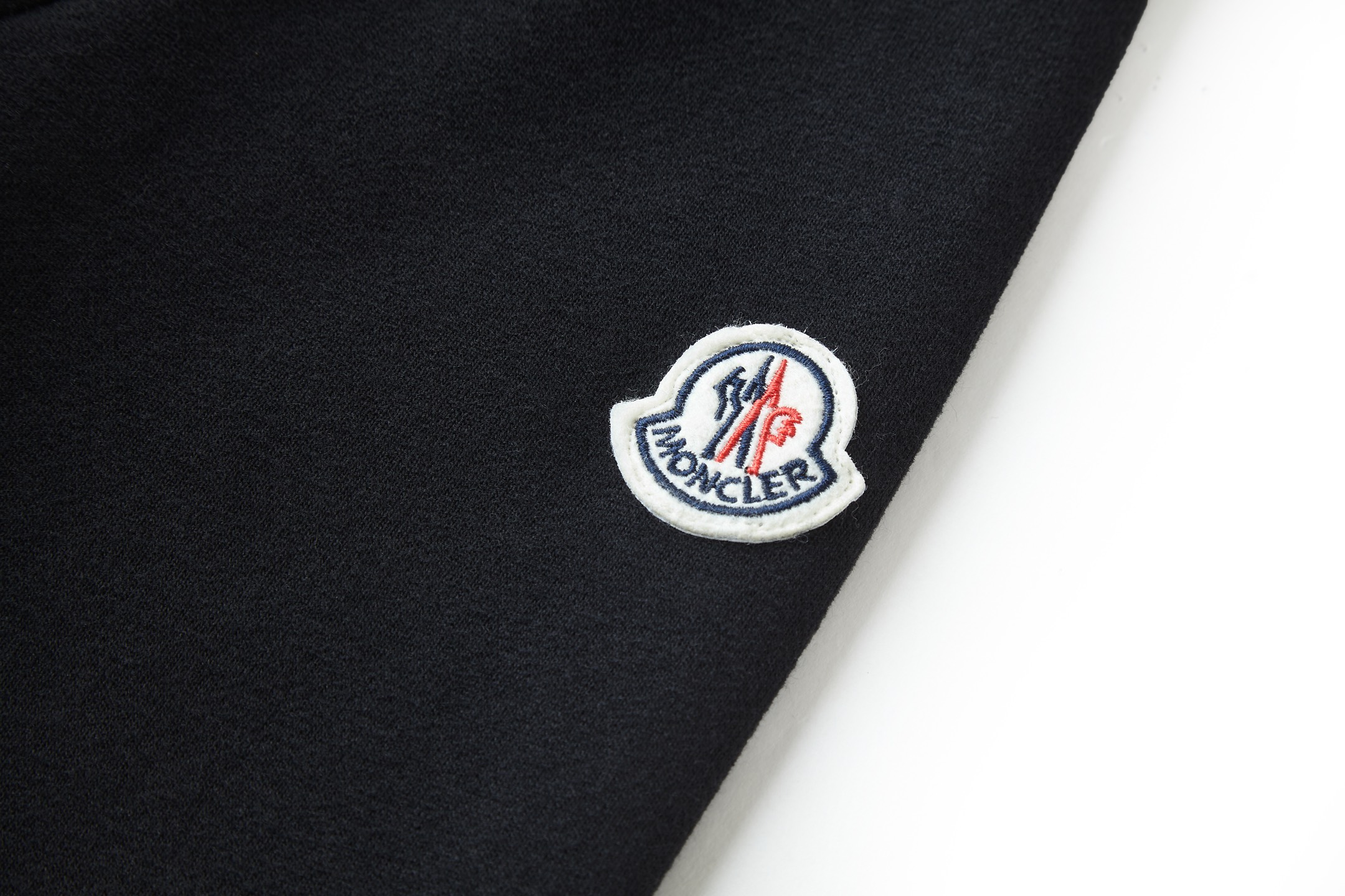 Moncler 蒙口 刺绣字母logo圆领卫衣 秋冬 外套 黑色 白色 A5 K10918G0003389AUJ999