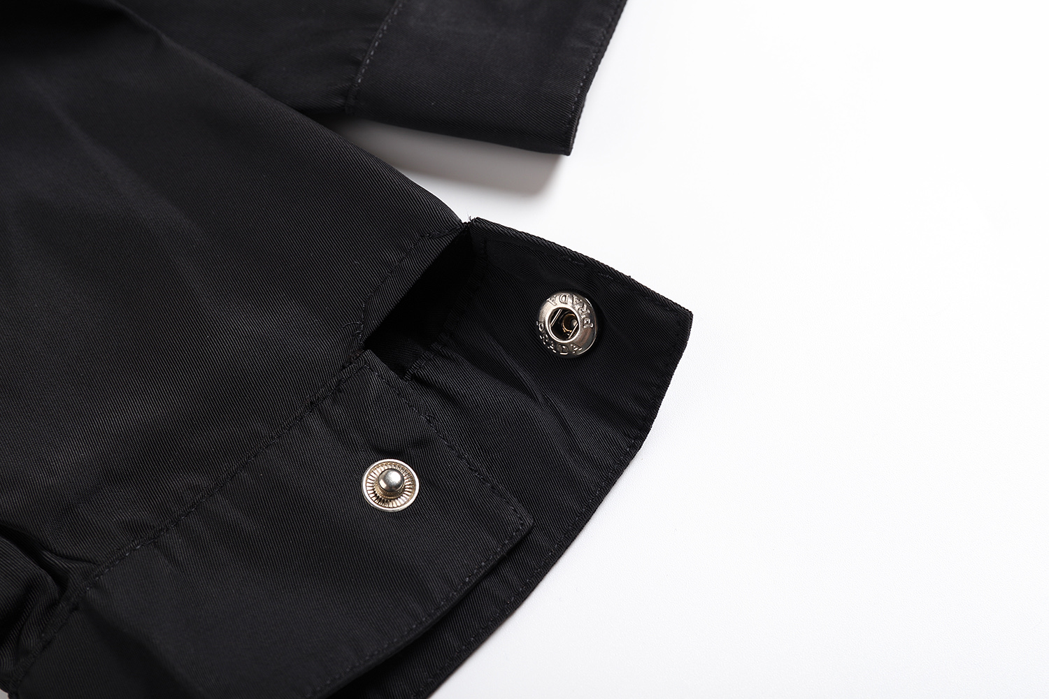 PRADA 普拉达 纯色logo徽标拉链翻领夹克 长袖 外套 黑色 A5 SC810-16HH-F0002-S-OOO