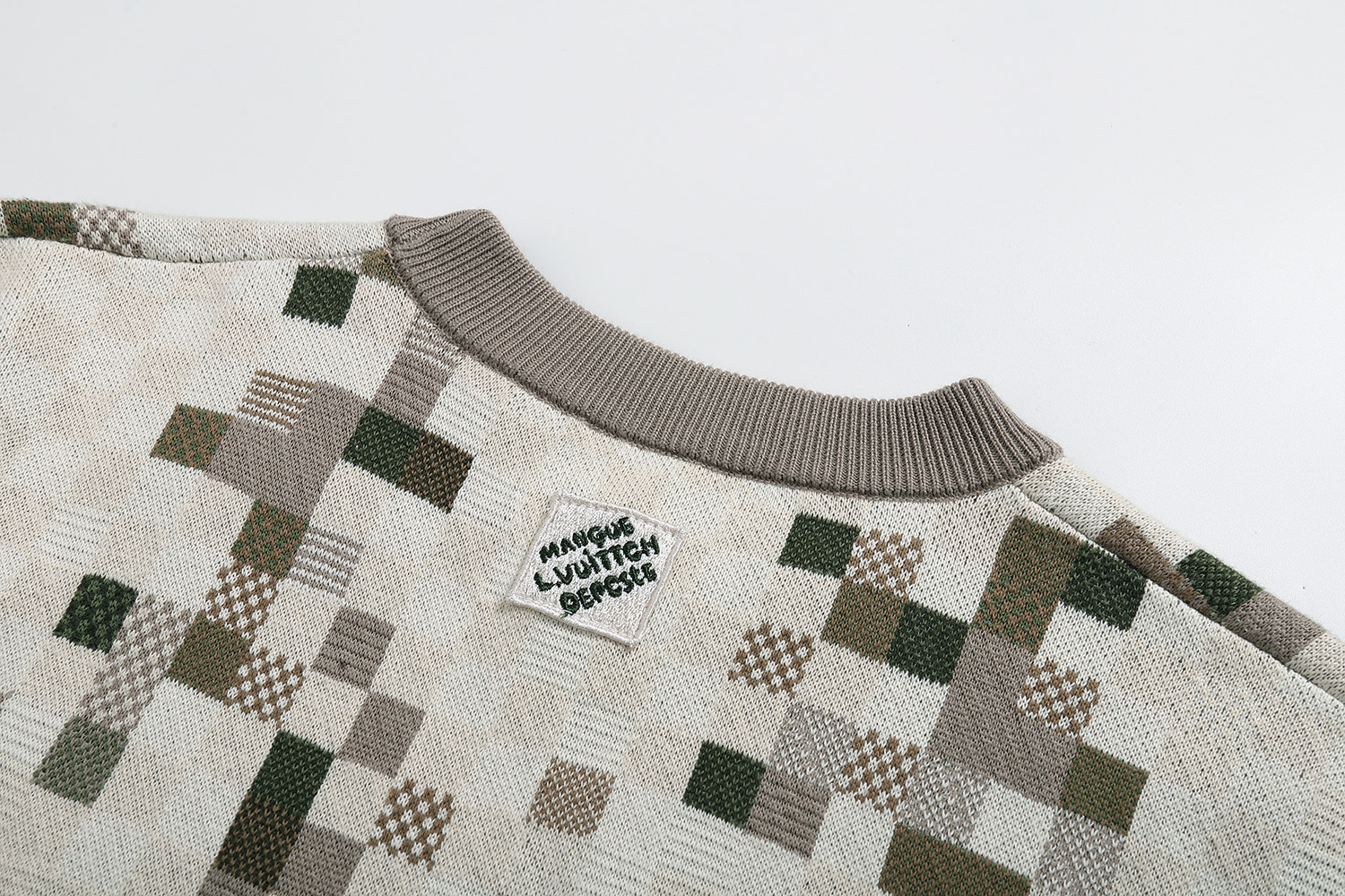 LOUIS VUITTON 路易威登 棋盘格马赛克刺绣字母logo圆领毛衣 外套 长袖 浅咖色 B0 1AGKFG