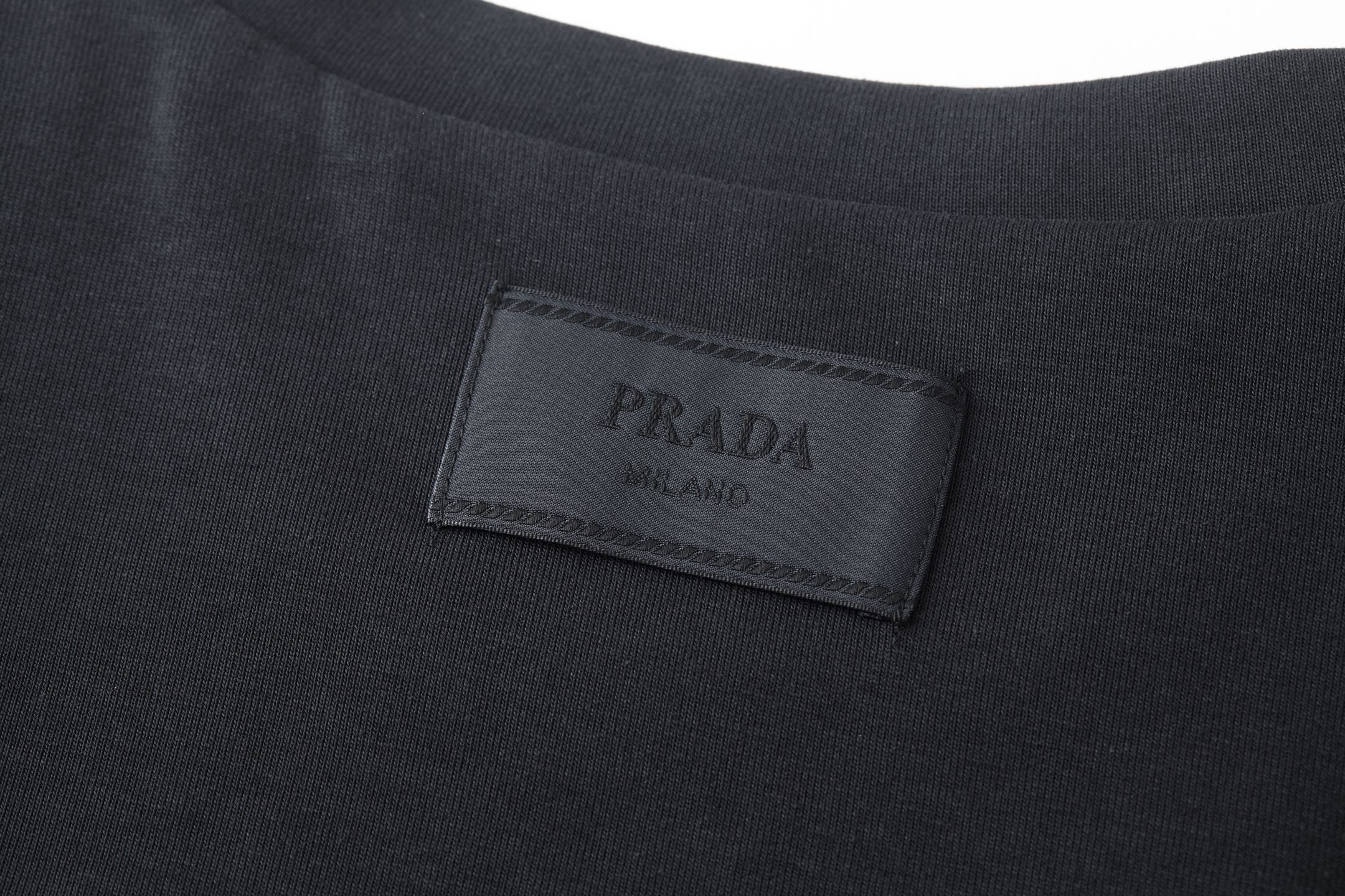 PRADA 普拉达 袖子拉链口袋徽标圆领卫衣 长袖 黑色 A5 UJL03C-11JE-F0806-S-OOO