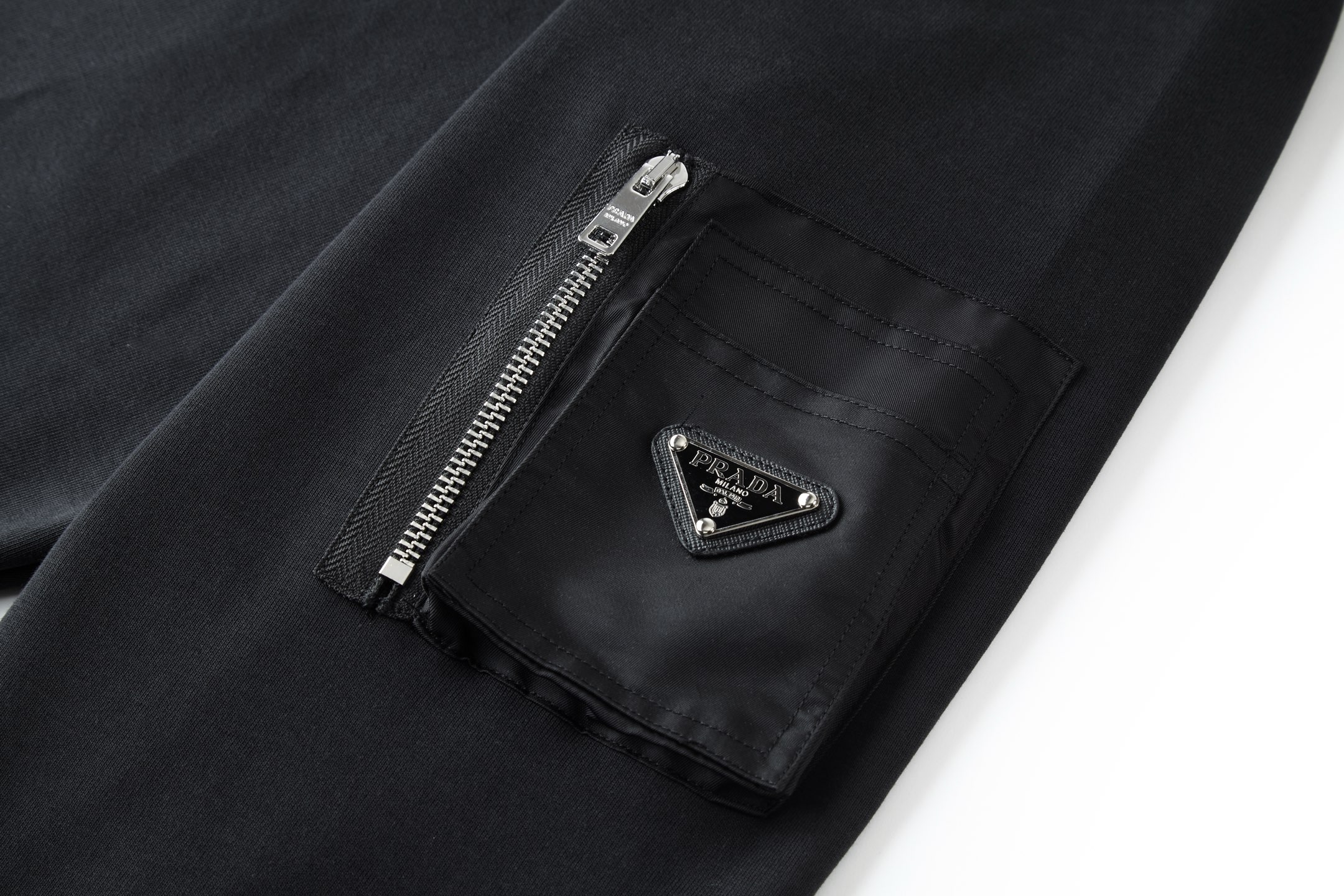 PRADA 普拉达 袖子拉链口袋徽标圆领卫衣 长袖 黑色 A5 UJL03C-11JE-F0806-S-OOO