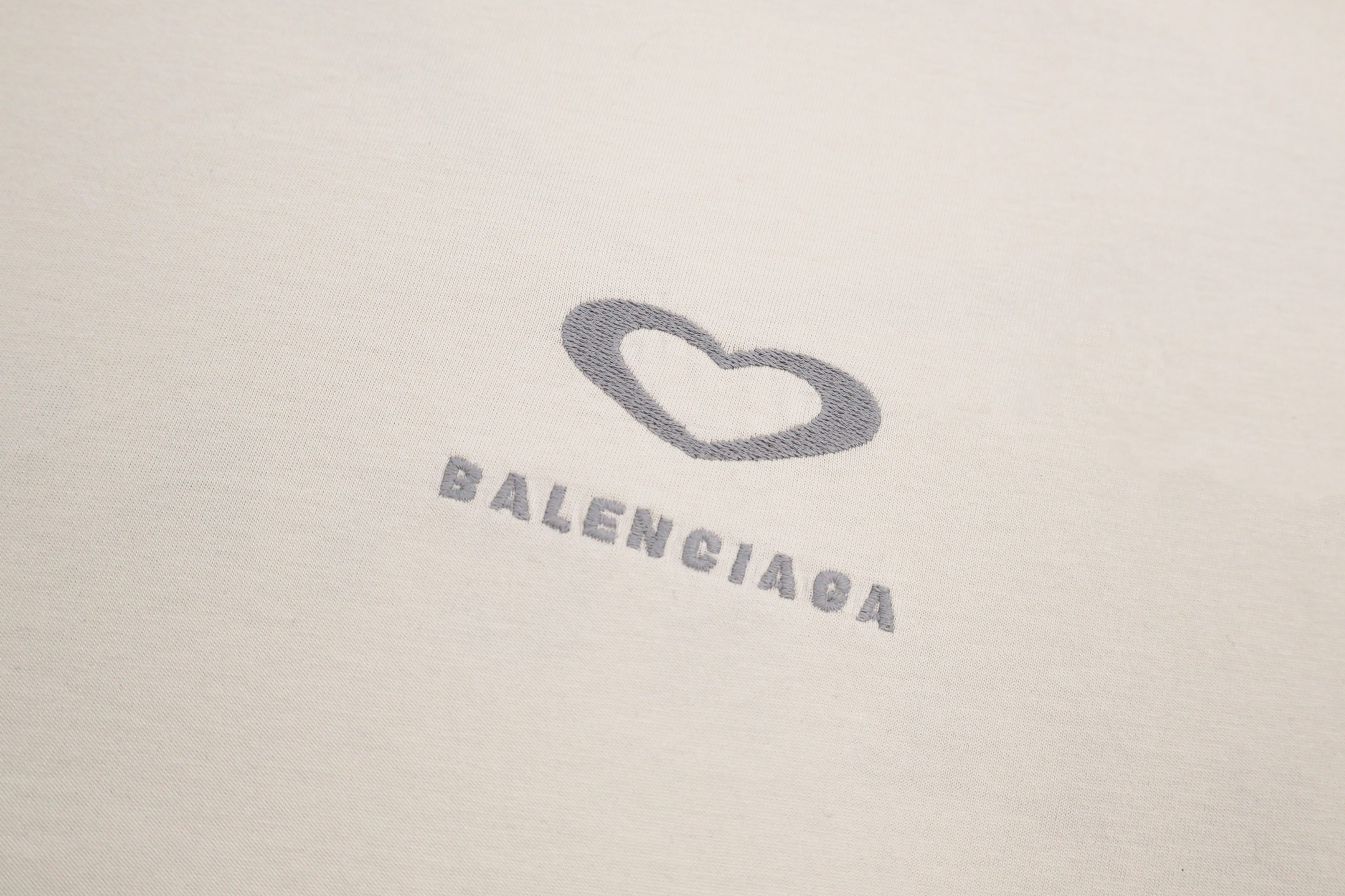 Balenciaga 巴黎世家 七夕限定爱心字母logo印花短袖 T恤 圆领 短款 夏季 黑色 白色 A2 764235TSVX71000