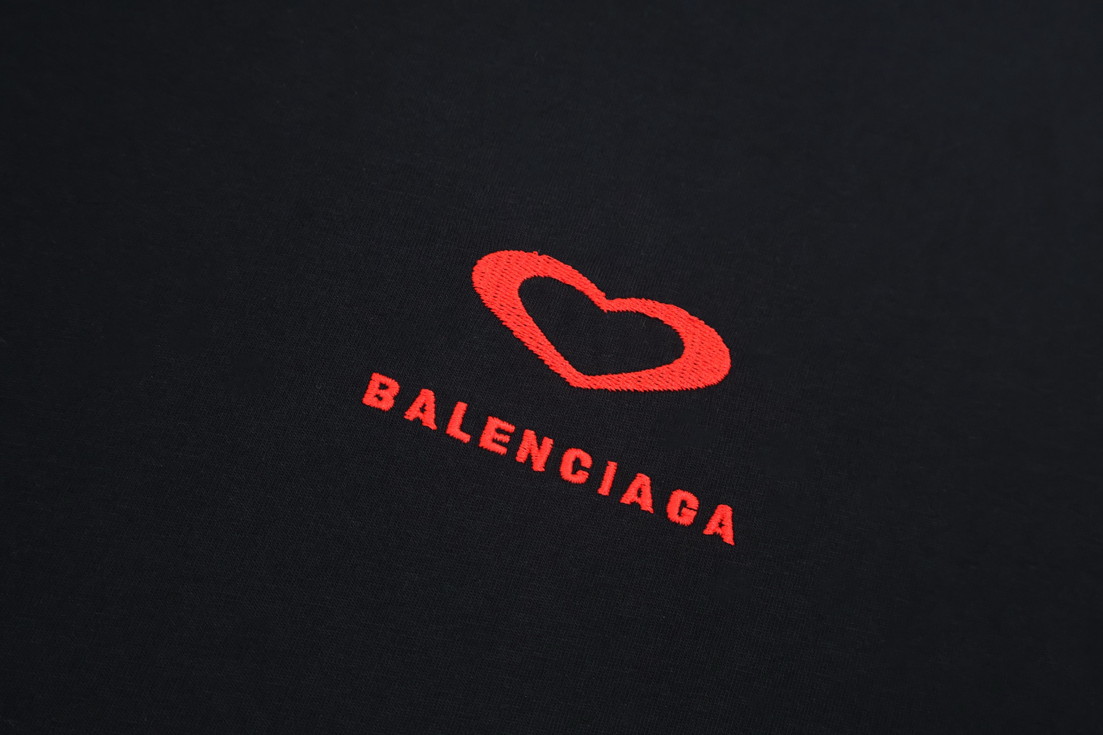 Balenciaga 巴黎世家 七夕限定爱心字母logo印花短袖 T恤 圆领 短款 夏季 黑色 白色 A2 764235TSVX71000