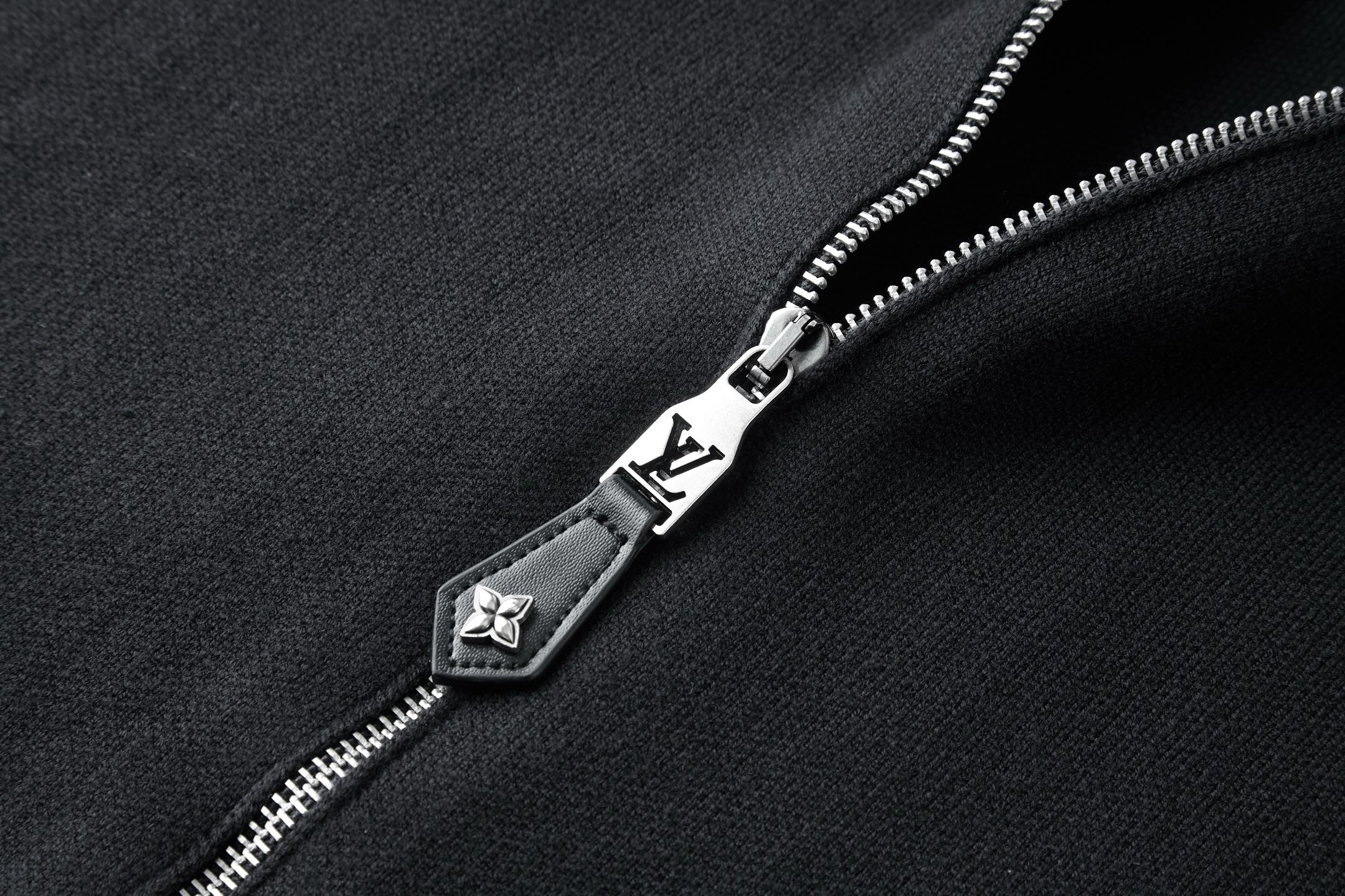 LOUIS VUITTON 路易威登 金属铆钉皮标口袋拉链针织夹克 毛衣 外套 长袖 黑色 B0 1AH350