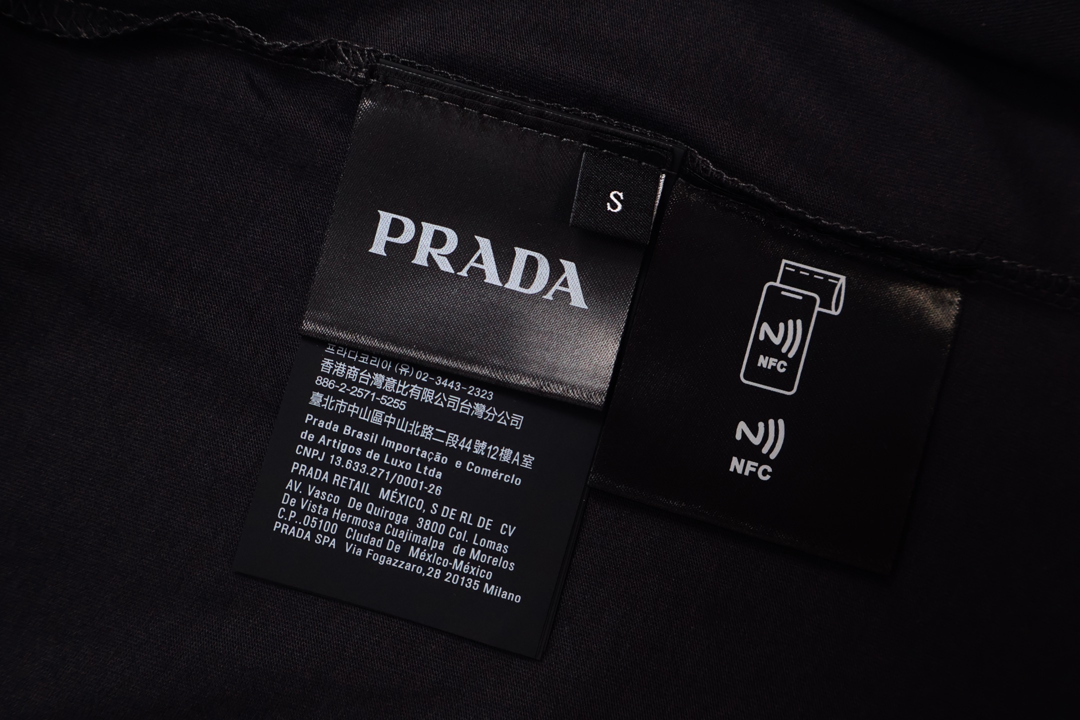 PRADA 普拉达 纯色贴标圆领T恤 打底衫 长袖 黑色 A5 