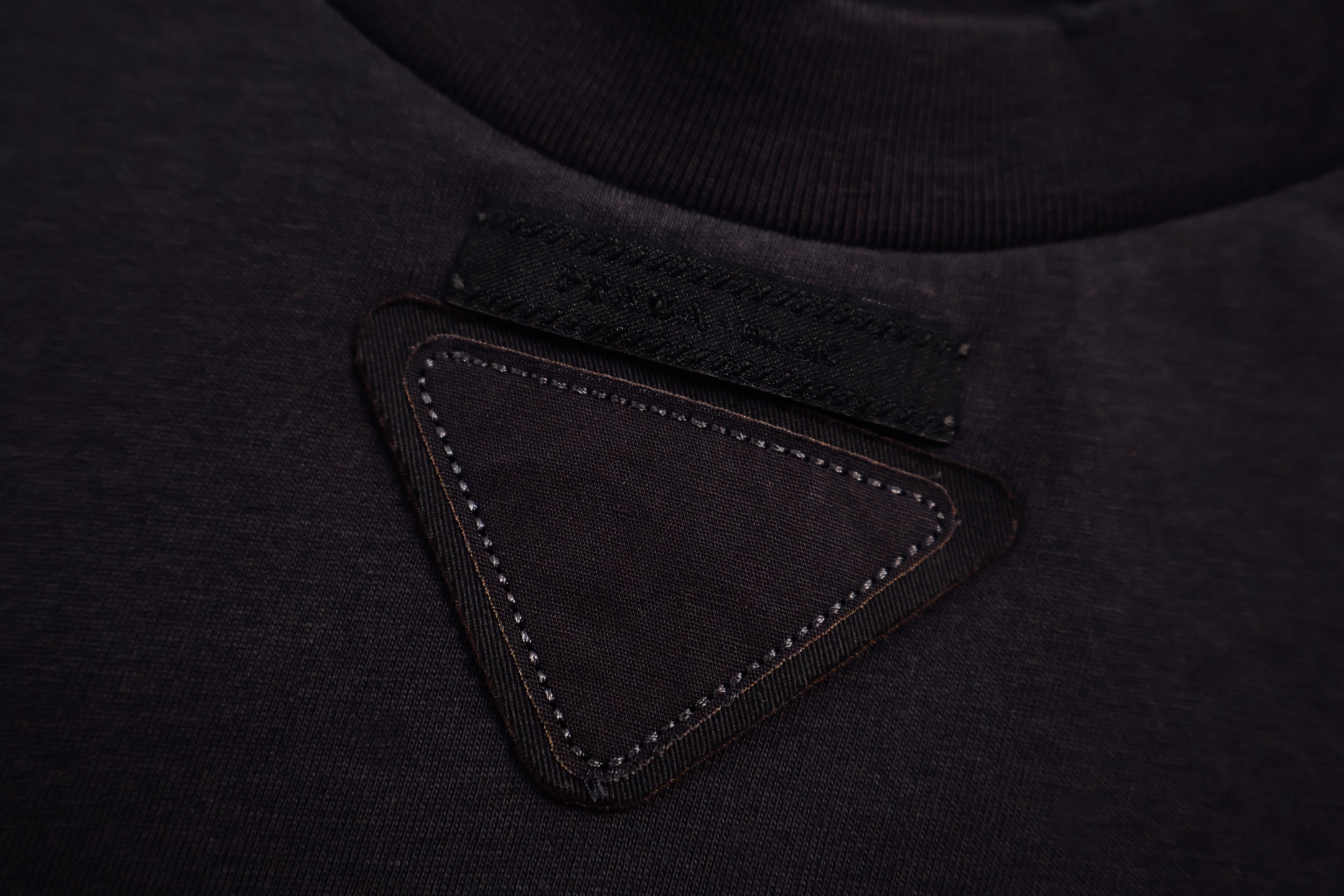 PRADA 普拉达 纯色贴标圆领T恤 打底衫 长袖 黑色 A5 