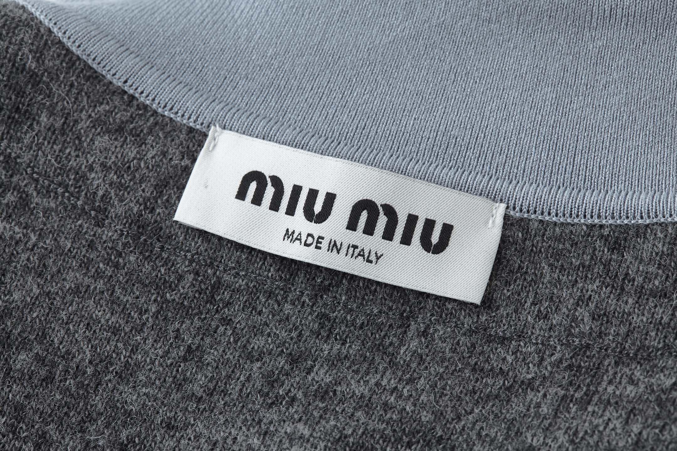 MIU MIU 缪缪 徽标假两件针织Polo领毛衣 长袖 灰色 B0 MMLA61-16ON-F0JQG-S-OOO