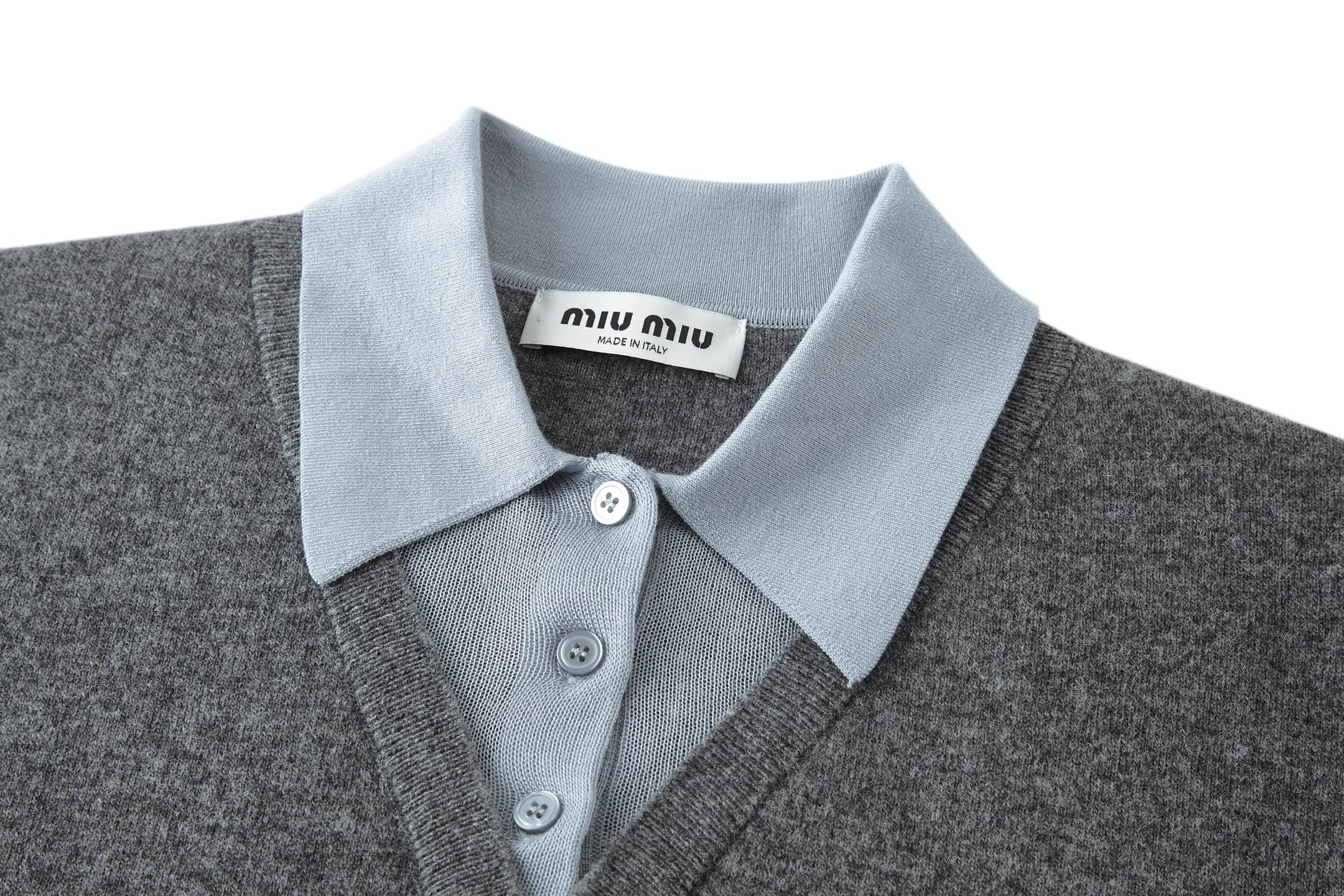 MIU MIU 缪缪 徽标假两件针织Polo领毛衣 长袖 灰色 B0 MMLA61-16ON-F0JQG-S-OOO