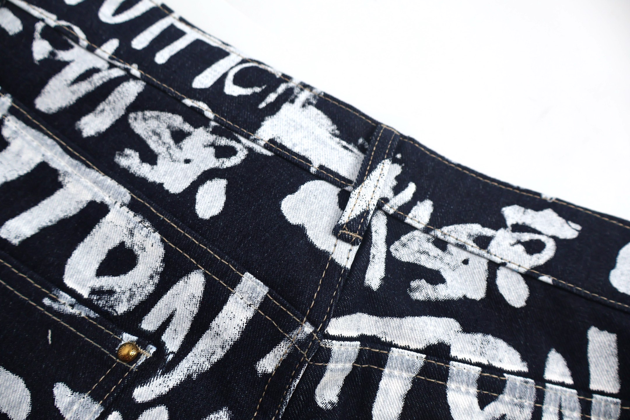 LOUIS VUITTON 路易威登 LV Nigo 联名款 涂鸦满印牛仔裤 裤子 长裤 B0 1AILSW