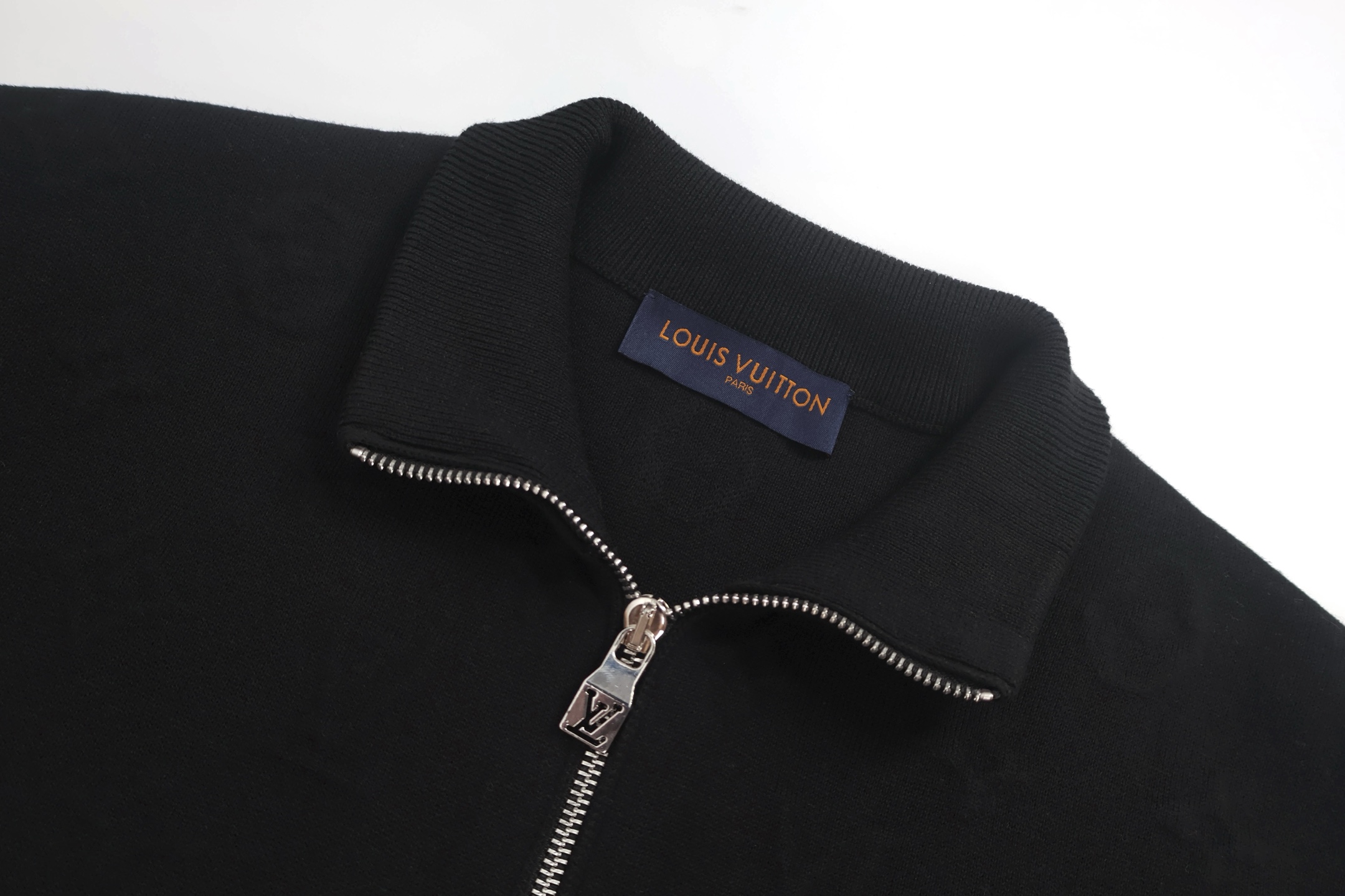 LOUIS VUITTON 路易威登 浮雕压花立领拉链针织外套 夹克 长袖 黑色 C0 1AHCLO