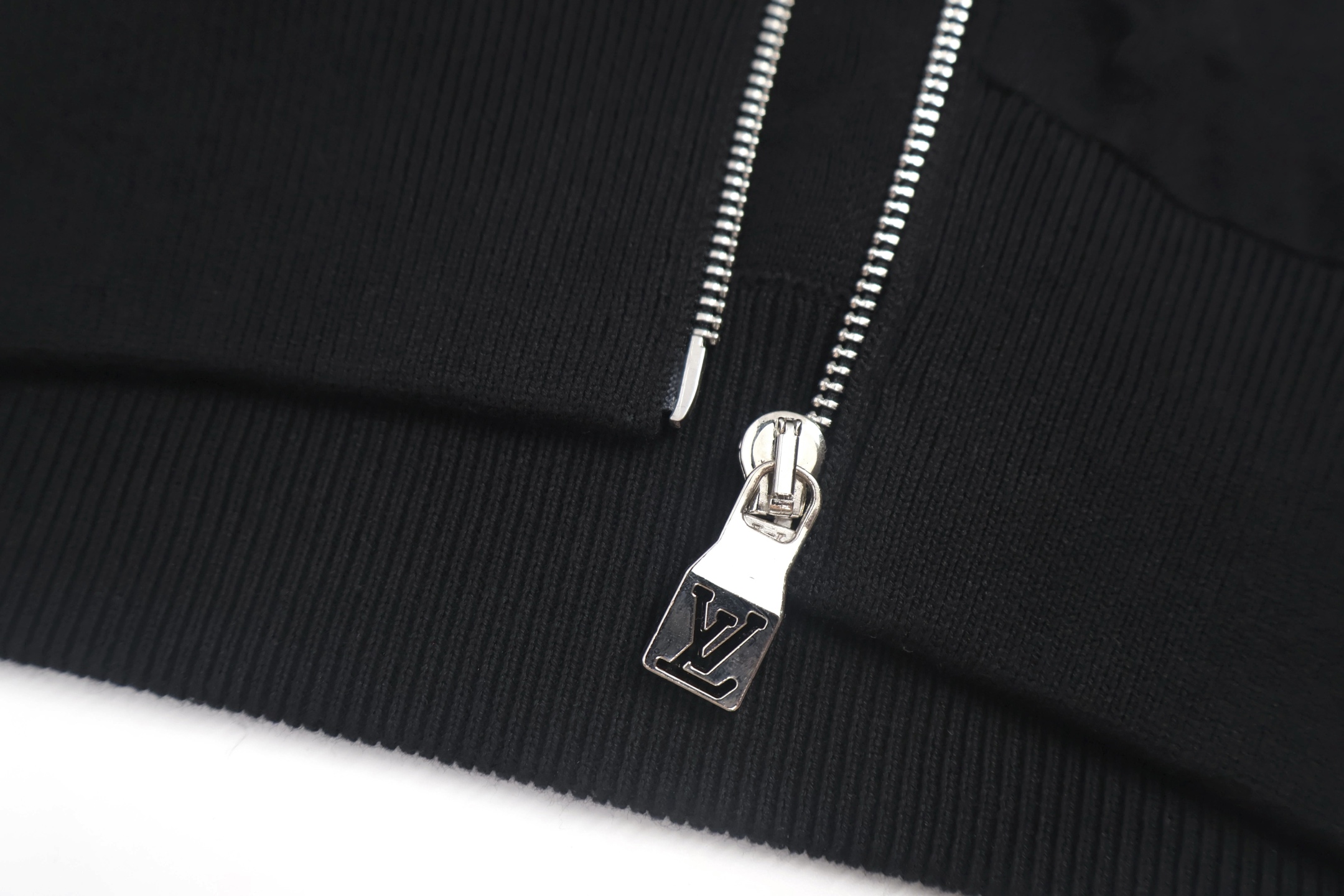 LOUIS VUITTON 路易威登 浮雕压花立领拉链针织外套 夹克 长袖 黑色 C0 1AHCLO