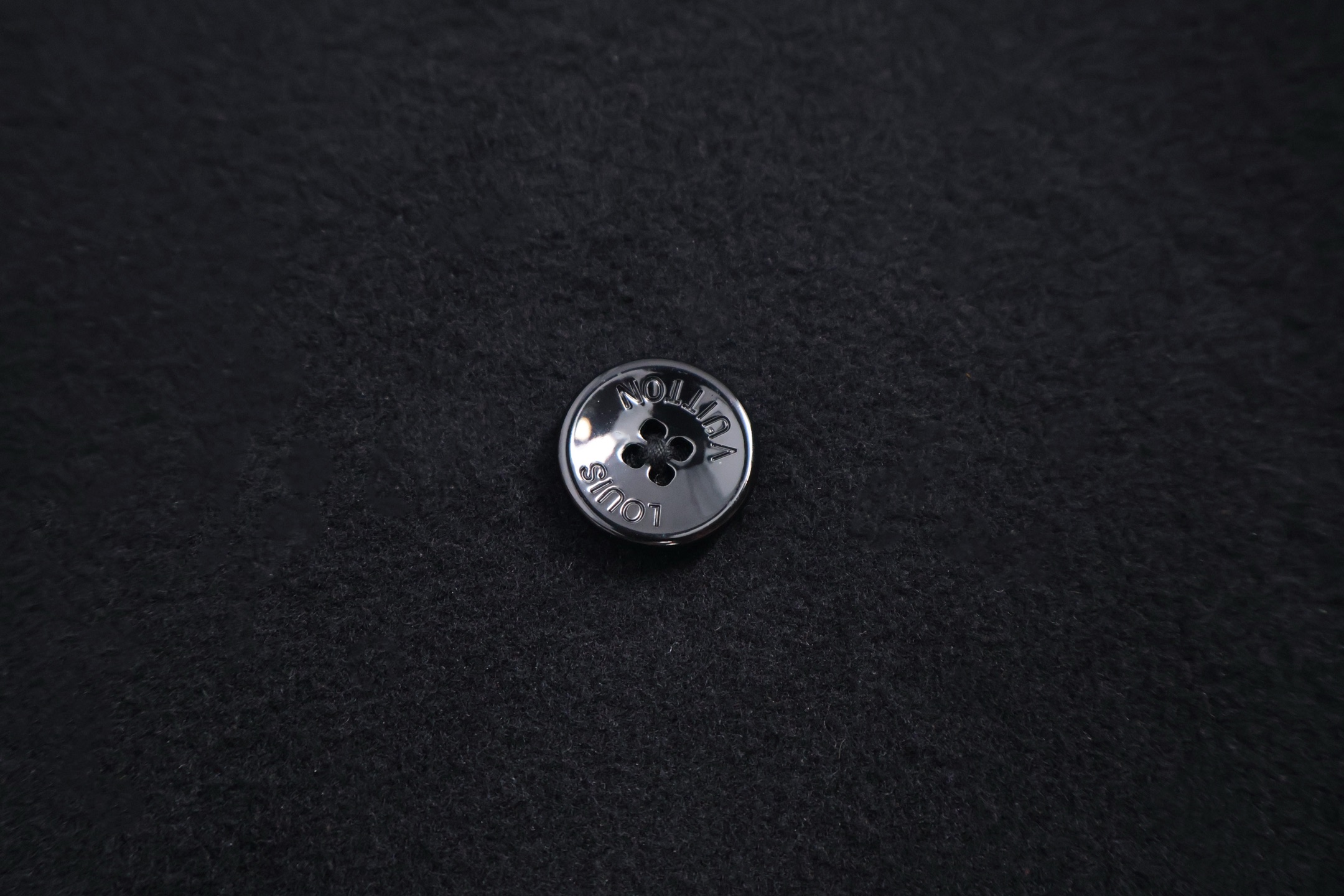 LOUIS VUITTON 路易威登 菲董联名 珍珠扣羊毛毛呢无领 外套 夹克  黑色 C0 1AFIGZ