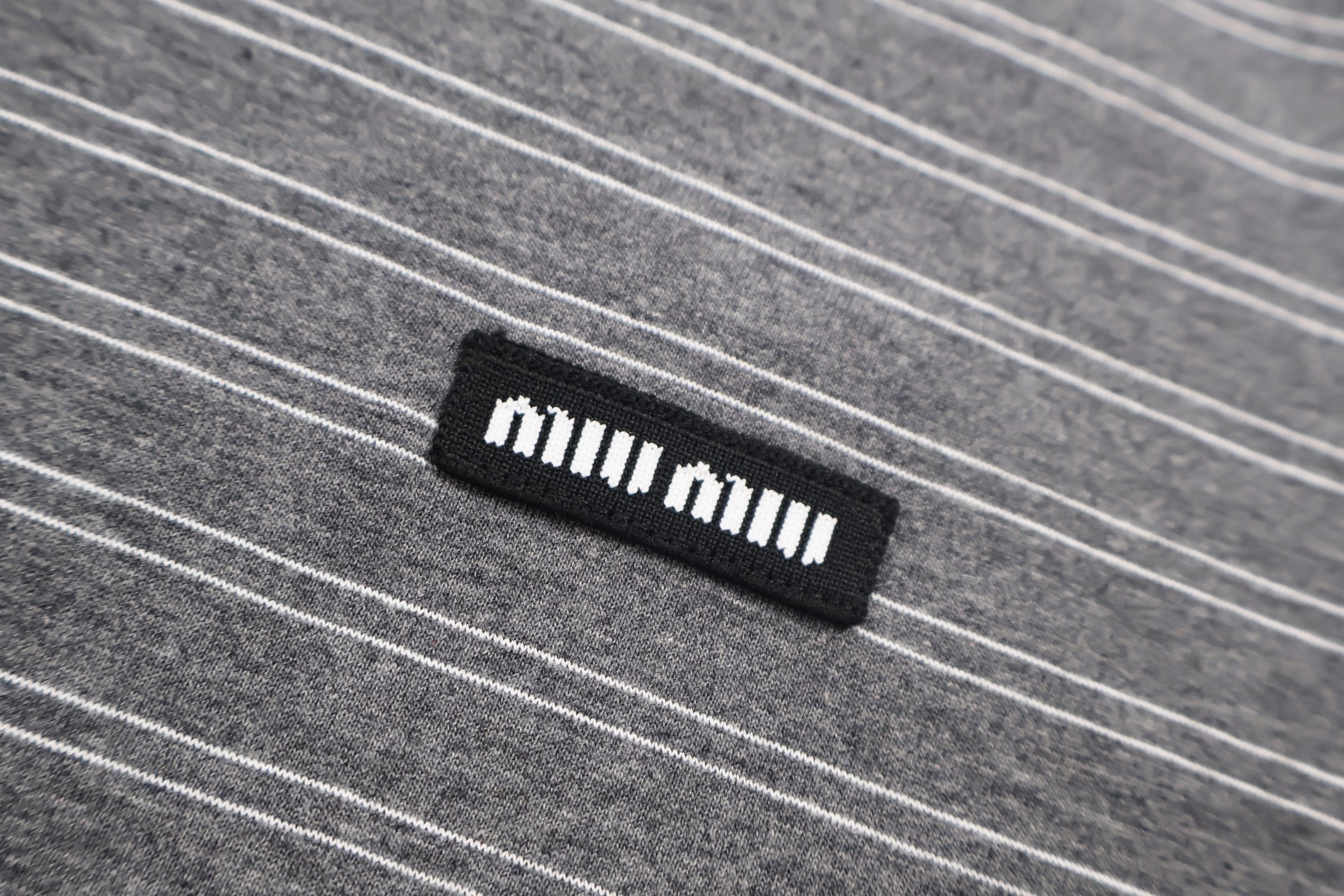 MIU MIU 缪缪 条纹刺绣logo Polo衫 长袖 灰色 A5 MJL015-14RT-F0I13