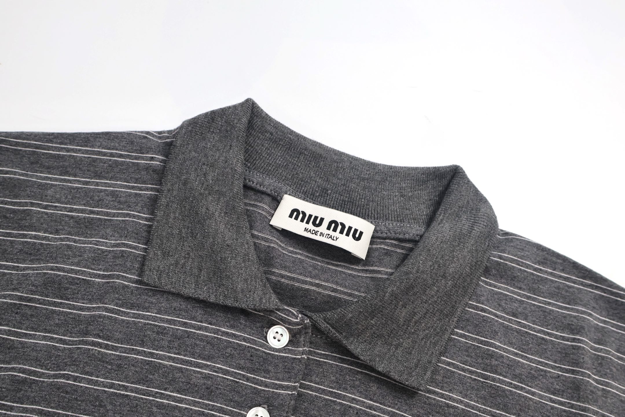 MIU MIU 缪缪 条纹刺绣logo Polo衫 长袖 灰色 A5 MJL015-14RT-F0I13