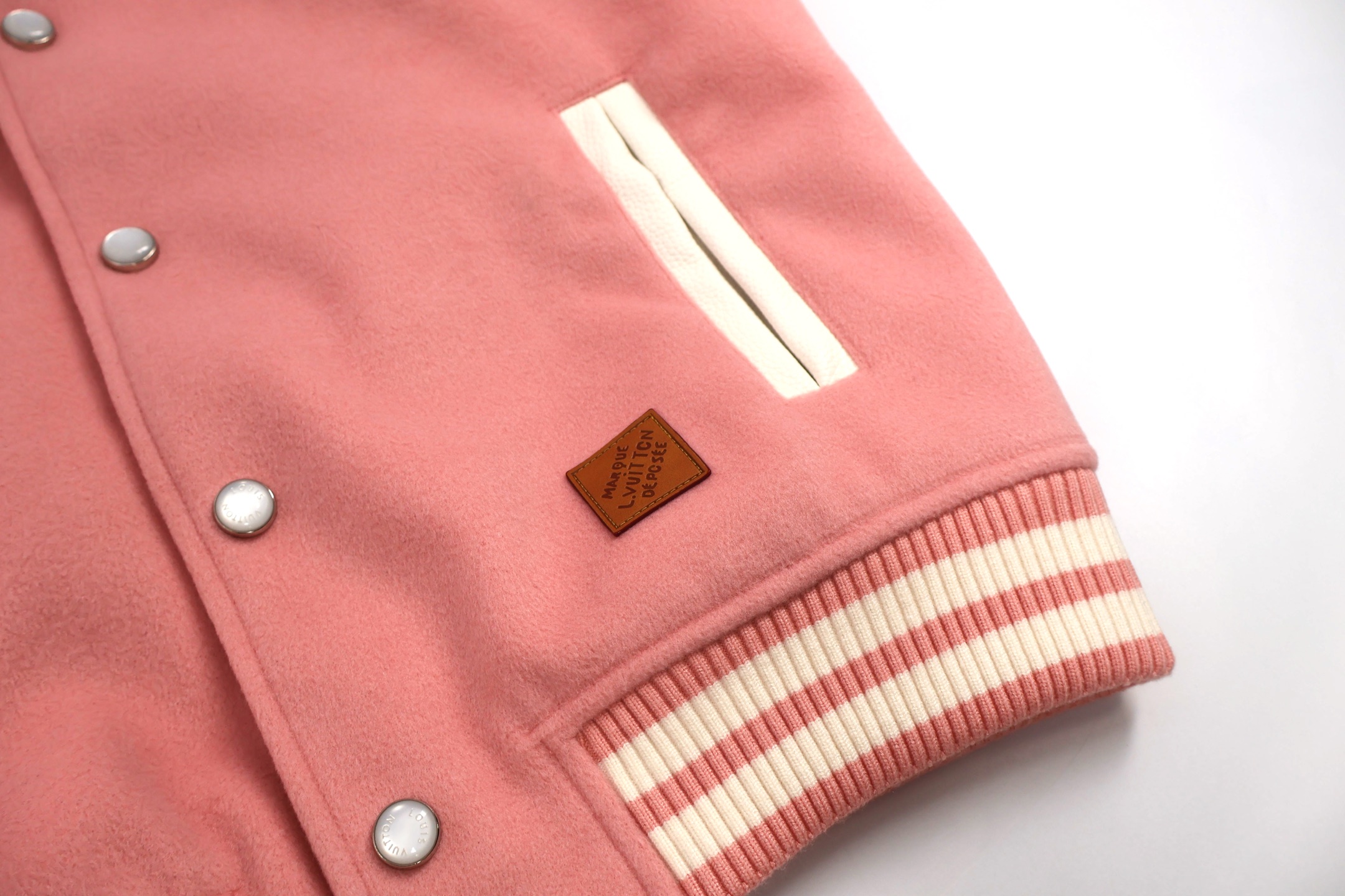 LOUIS VUITTON 路易威登 Nigo联名款 毛呢皮袖棒球服 外套 夹克 粉色 黑色 C0 1AIMWP