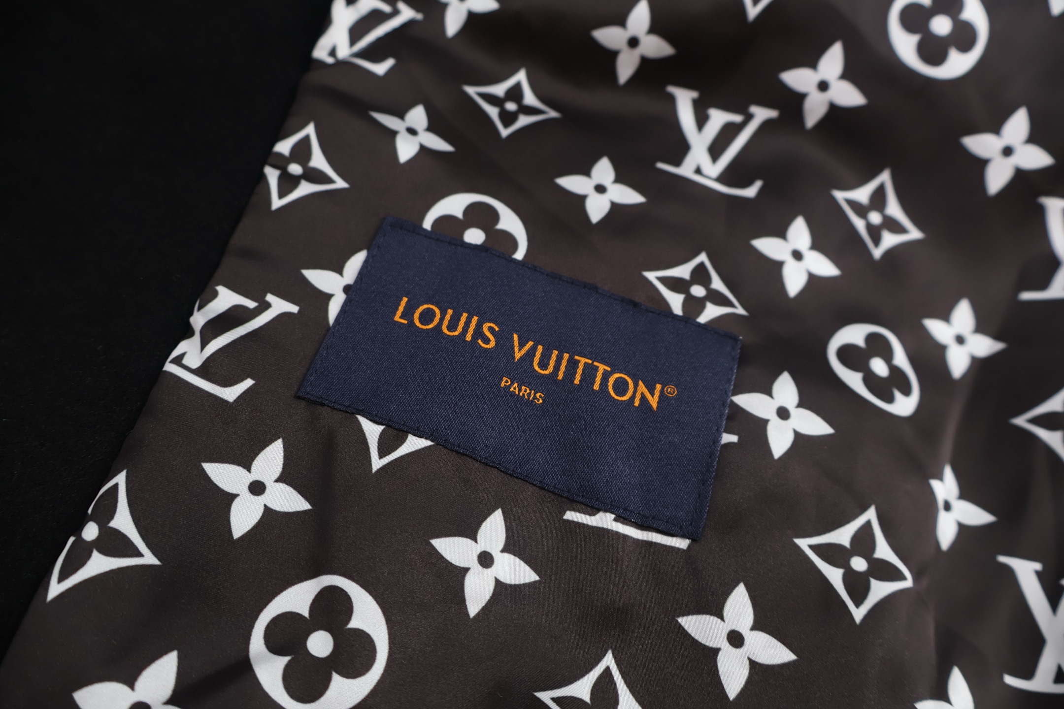 LOUIS VUITTON 路易威登 Nigo联名款 毛呢皮袖棒球服 外套 夹克 粉色 黑色 C0 1AIMWP