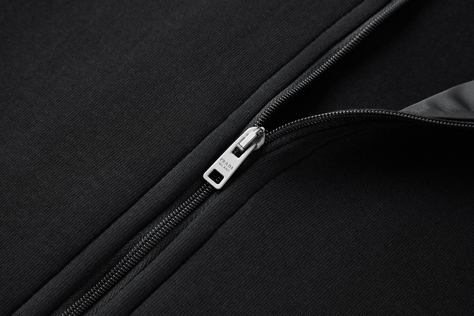 PRADA 普拉达 翻领太空棉拉链夹克 外套 长袖 黑色 B5