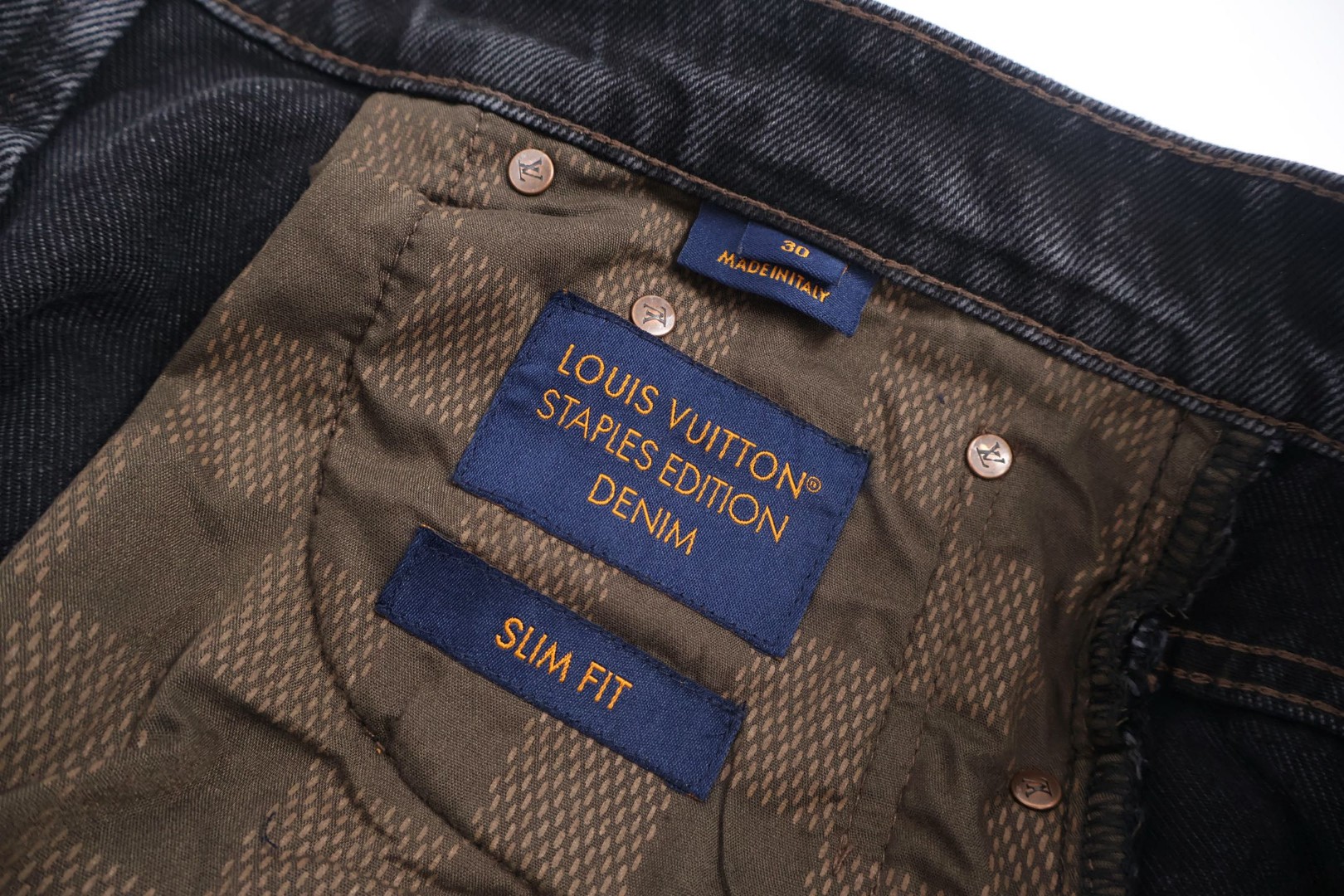 LOUIS VUITTON  路易威登 LV 麂皮皮牌口袋刺绣牛仔裤 裤子 长裤 B5 1AILLC