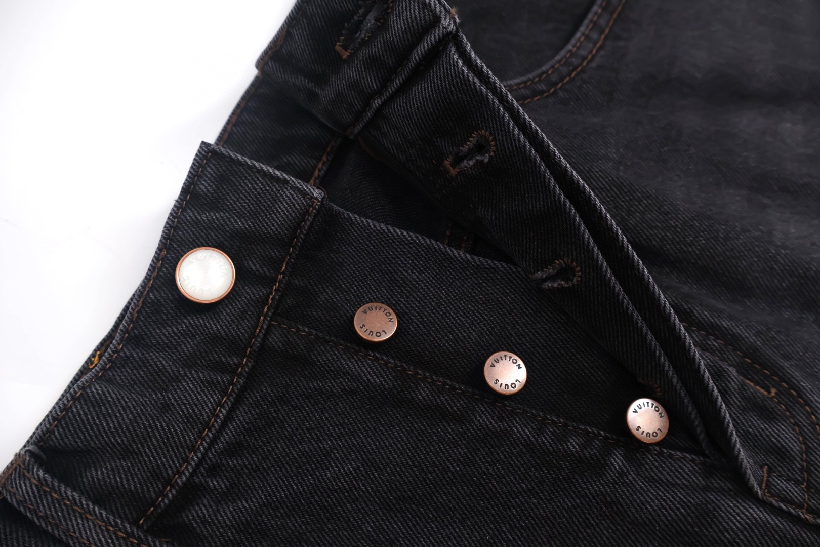 LOUIS VUITTON  路易威登 LV 麂皮皮牌口袋刺绣牛仔裤 裤子 长裤 B5 1AILLC