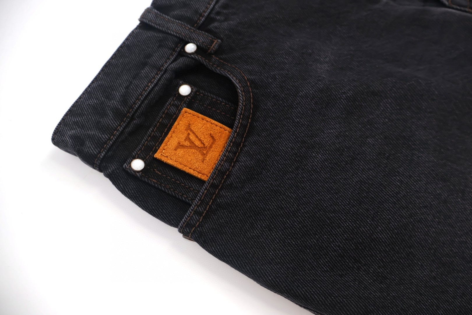 LOUIS VUITTON  路易威登 LV 麂皮皮牌口袋刺绣牛仔裤 裤子 长裤 B5 1AILLC