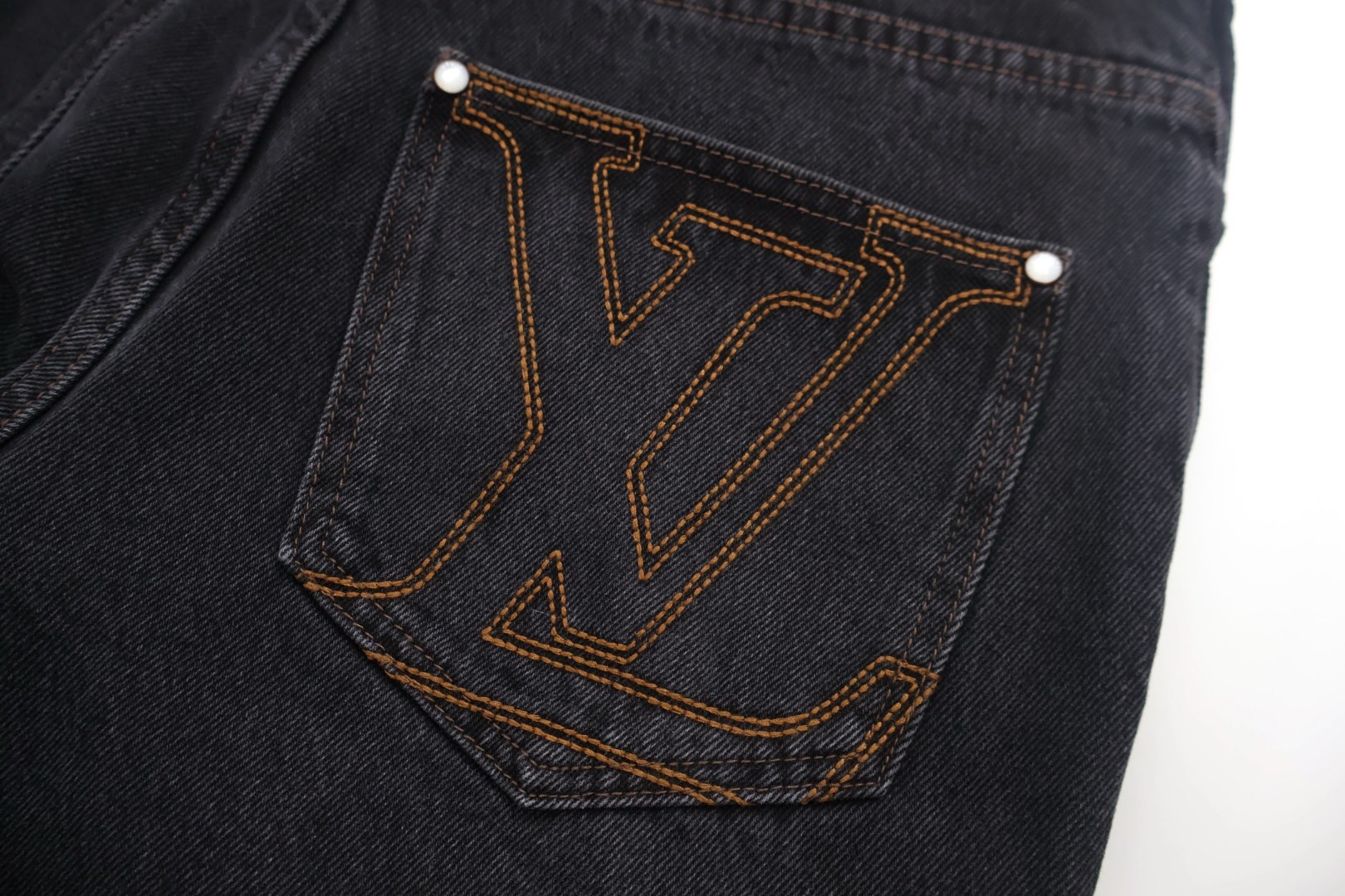 LOUIS VUITTON  路易威登 LV 麂皮皮牌口袋刺绣牛仔裤 裤子 长裤 B5 1AILLC